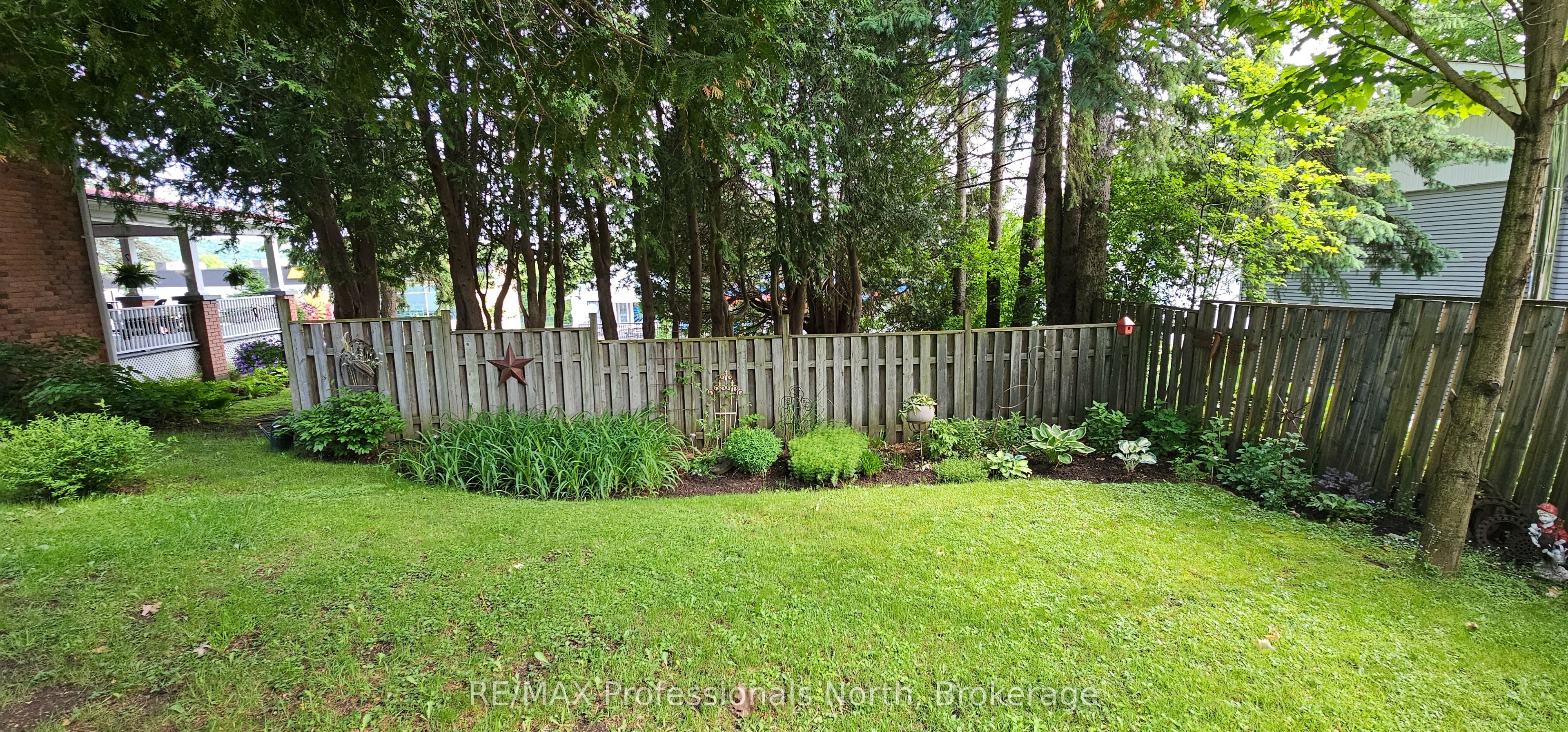 133 Main Street W Property Photo 3