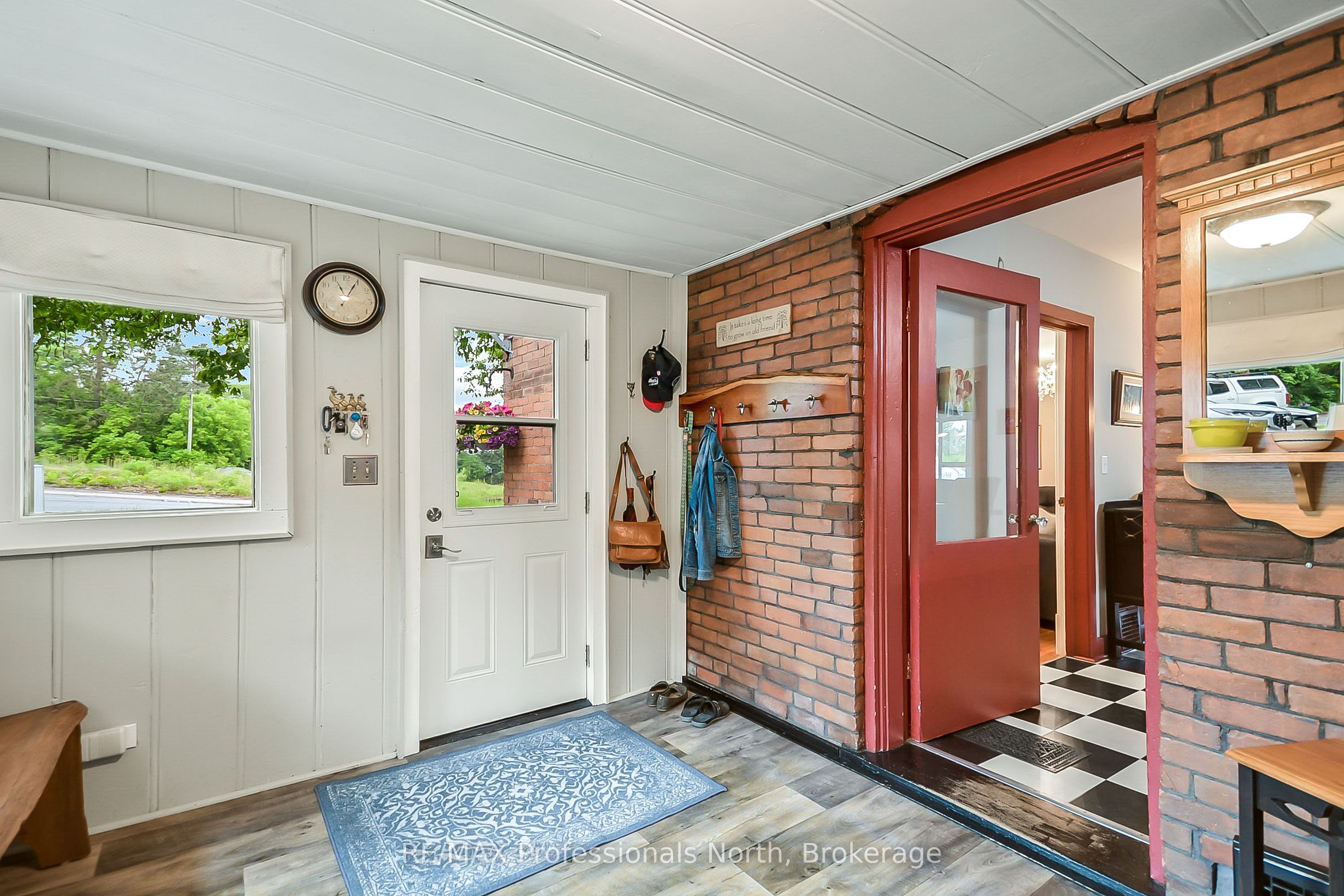 133 Main Street W Property Photo 8