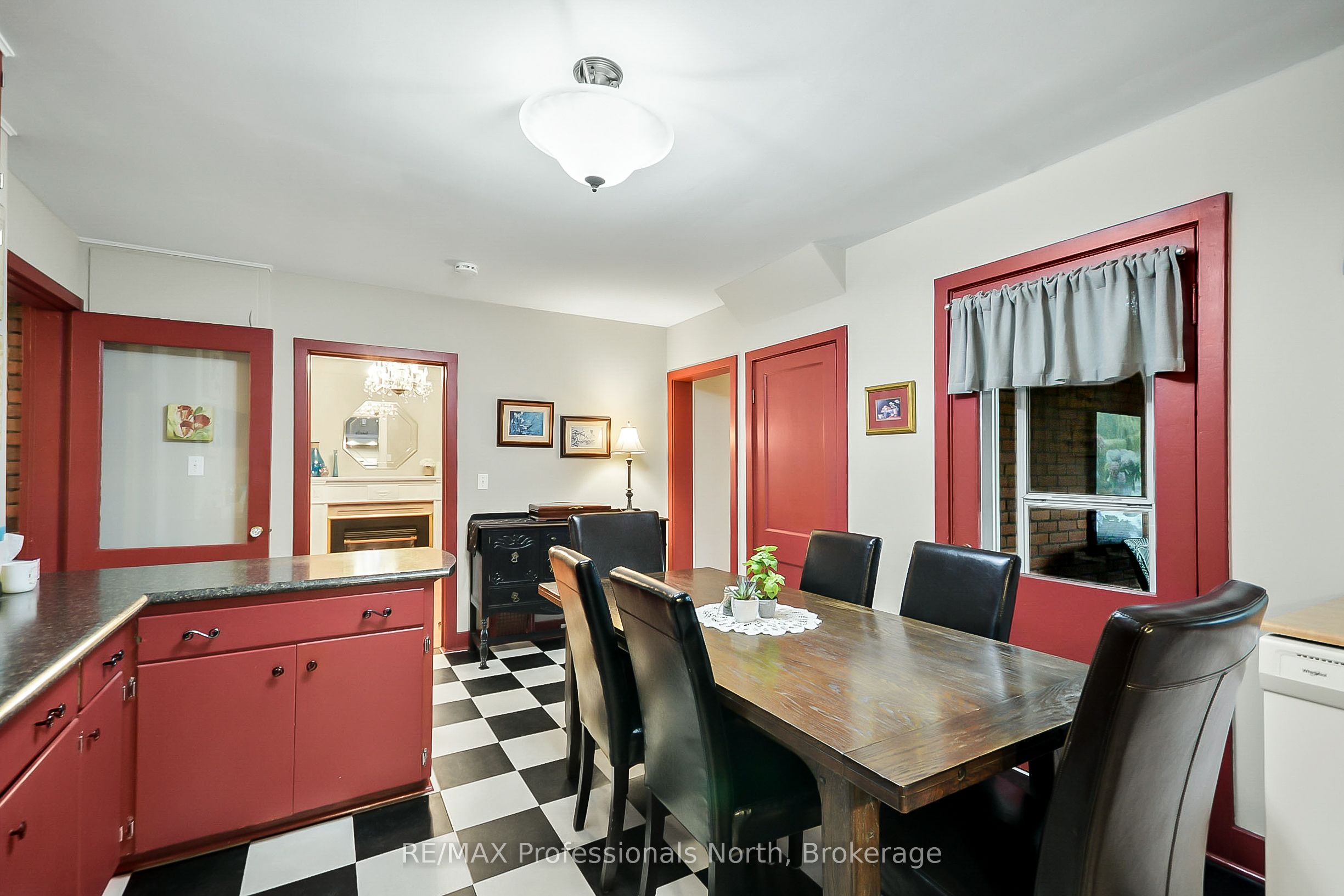 133 Main Street W Property Photo 11