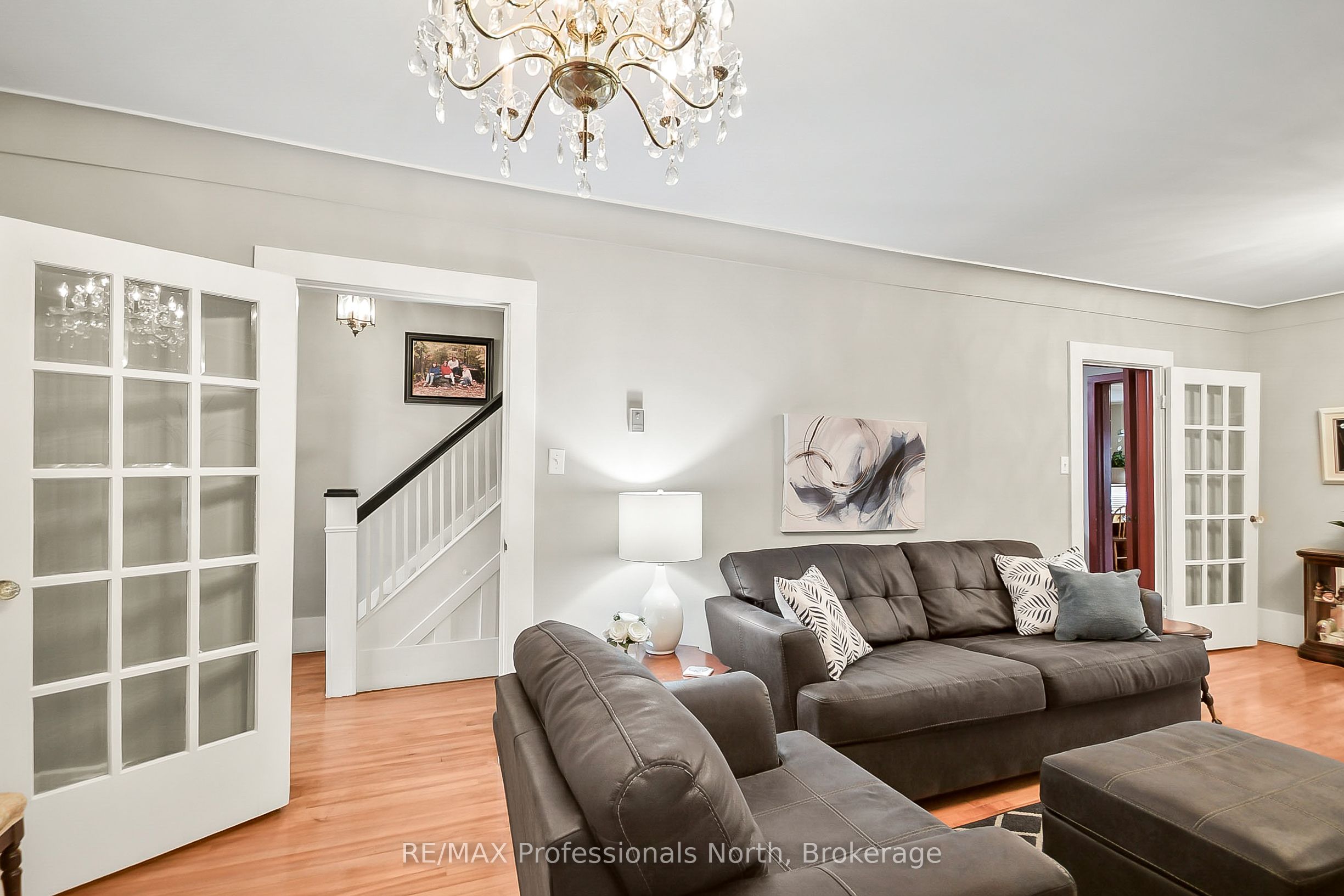 133 Main Street W Property Photo 15