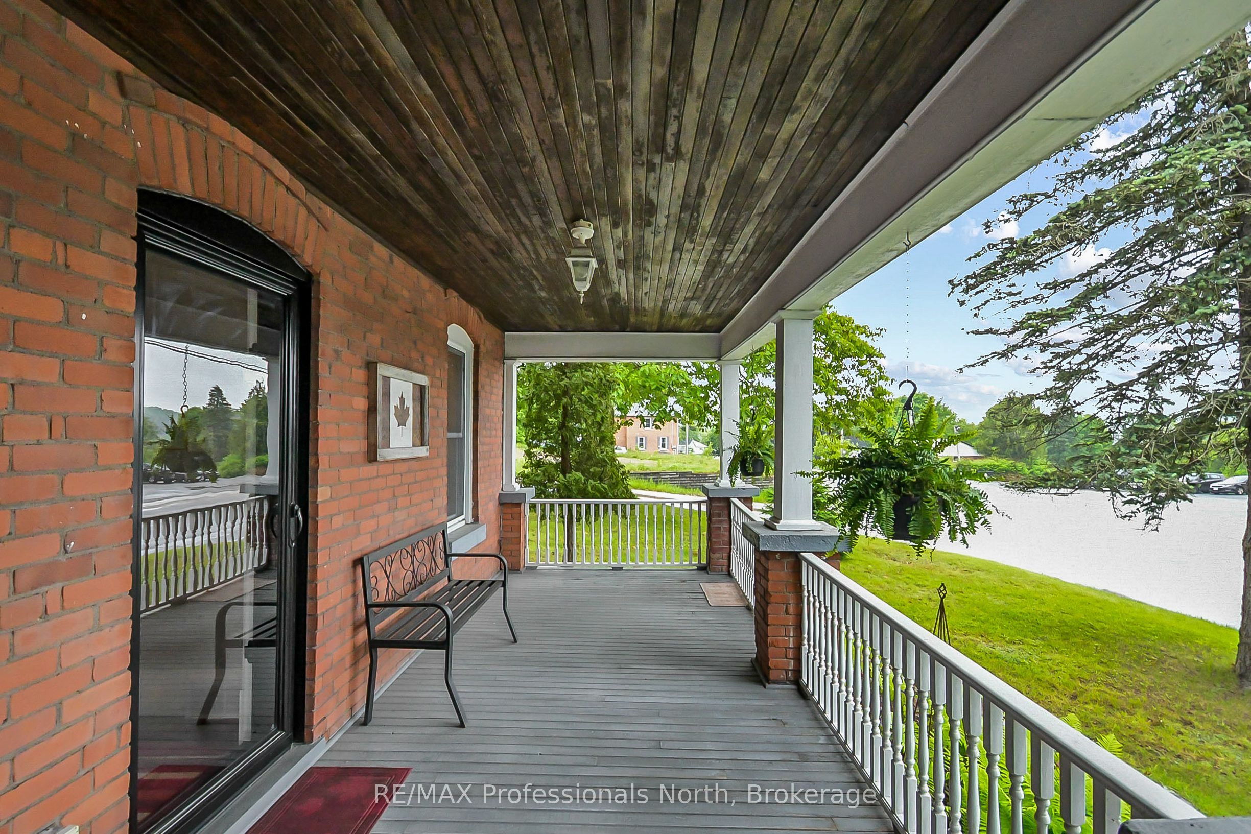 133 Main Street W Property Photo 24