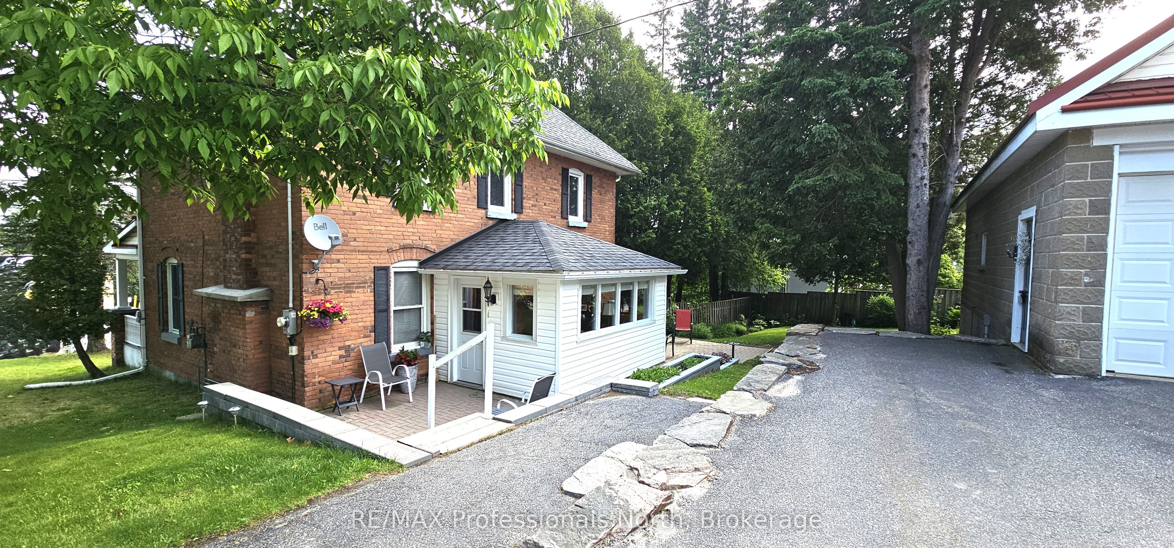 133 Main Street W Property Photo 27