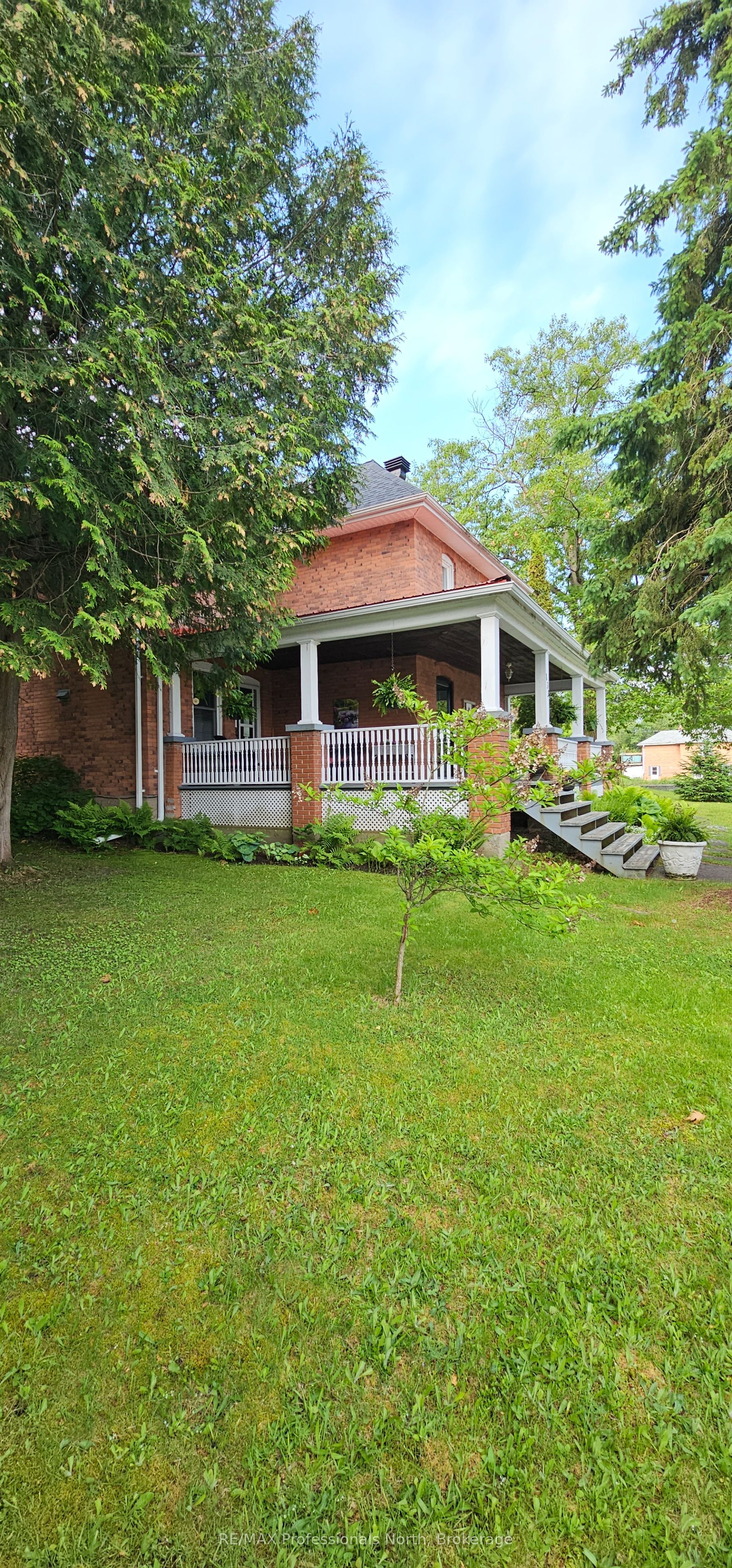 133 Main Street W Property Photo 28