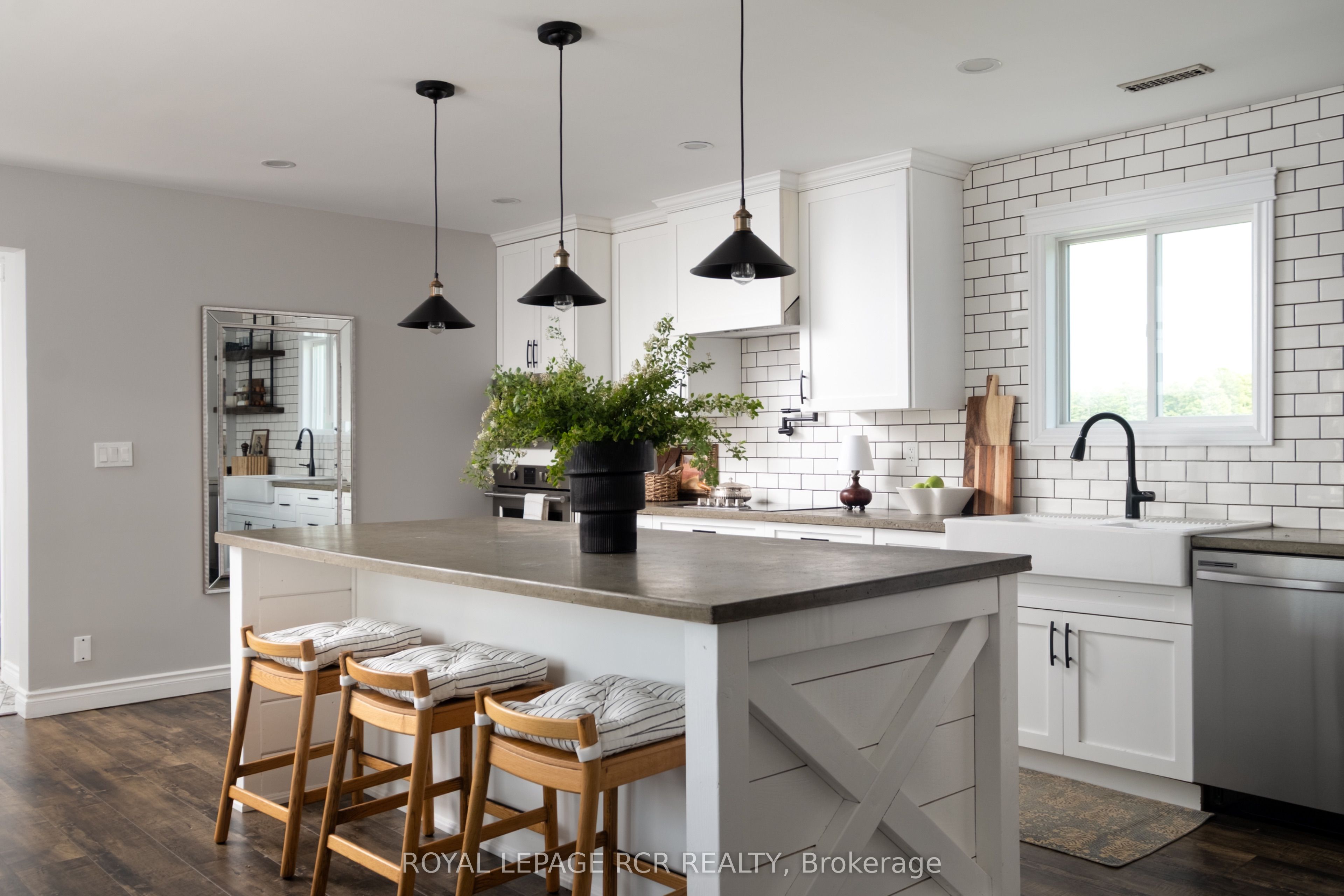 6175 Fourth Line Property Photo 3