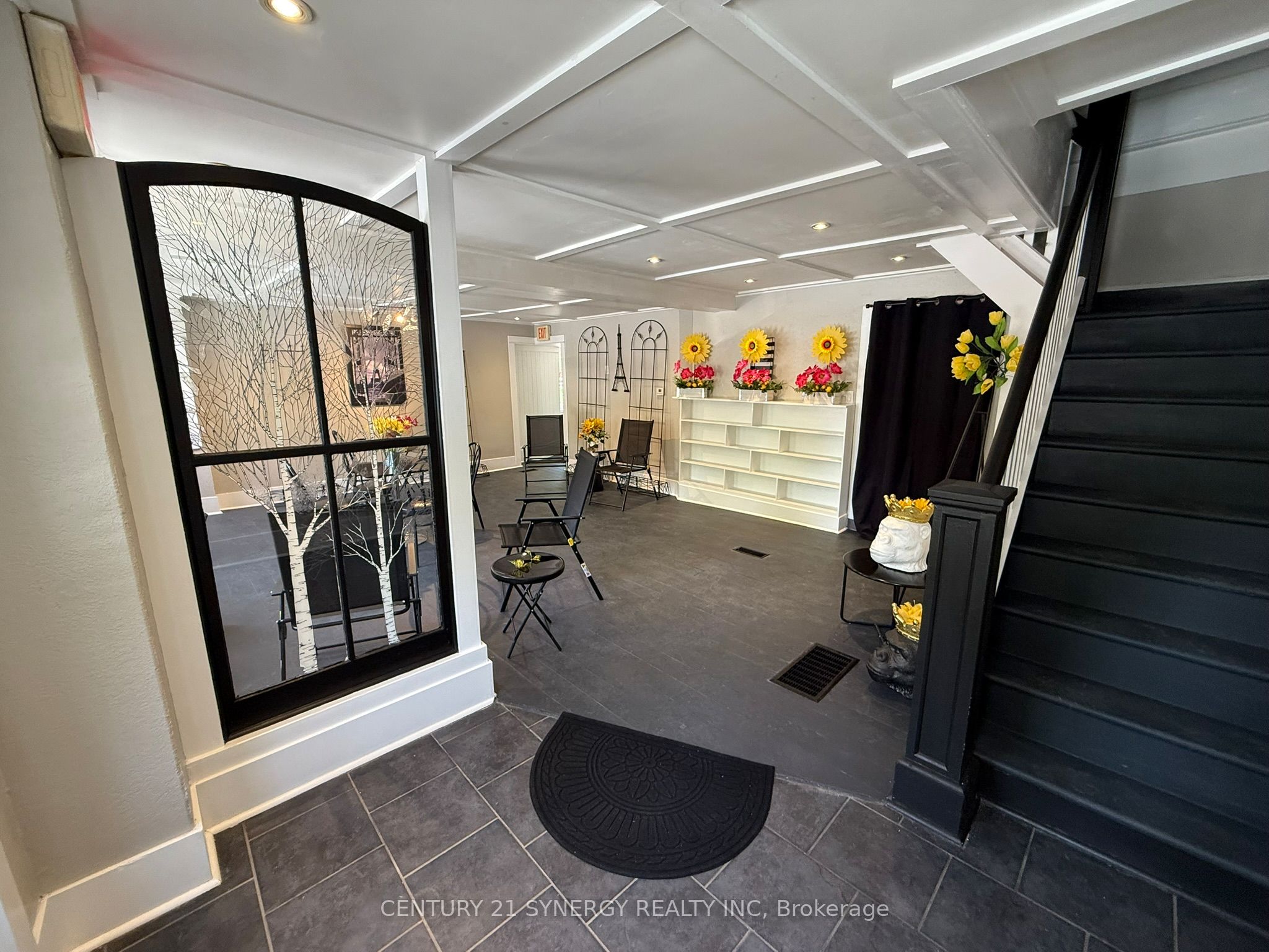 106 Main Street W Property Photo 2