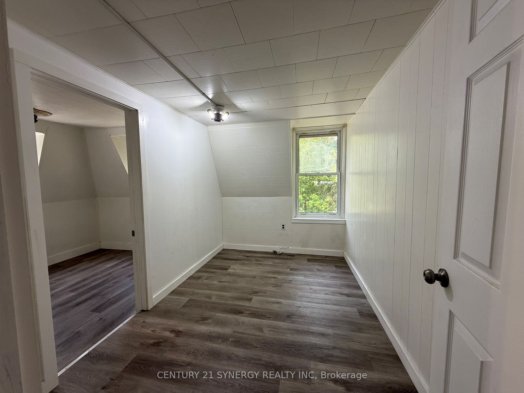 106 Main Street W Property Photo 11