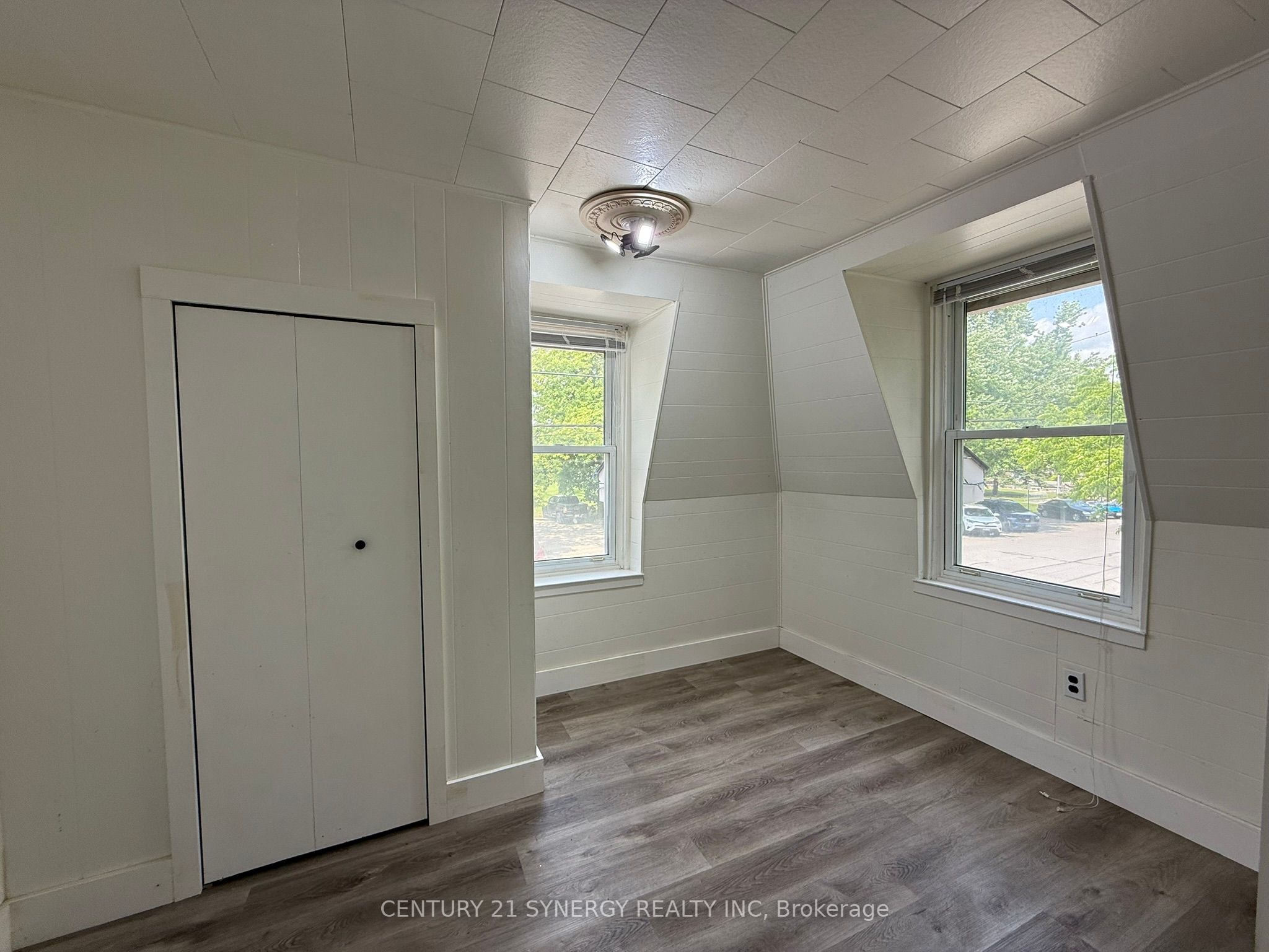 106 Main Street W Property Photo 13
