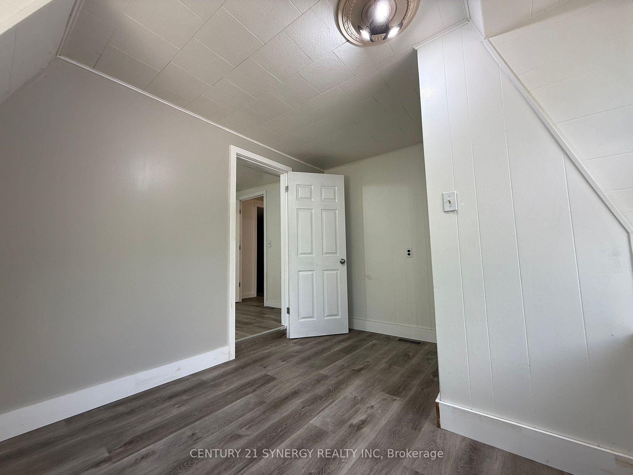 106 Main Street W Property Photo 14