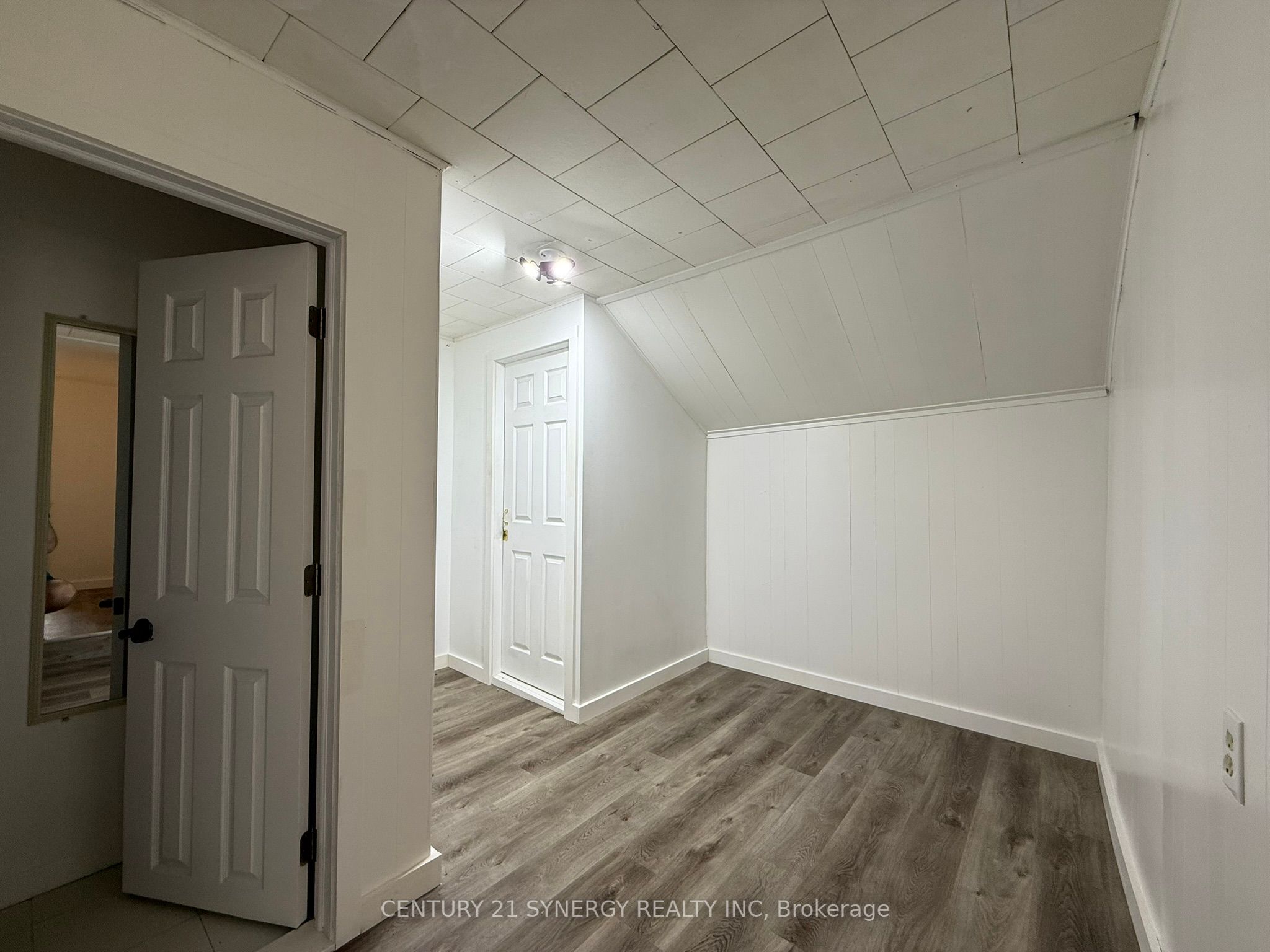 106 Main Street W Property Photo 15