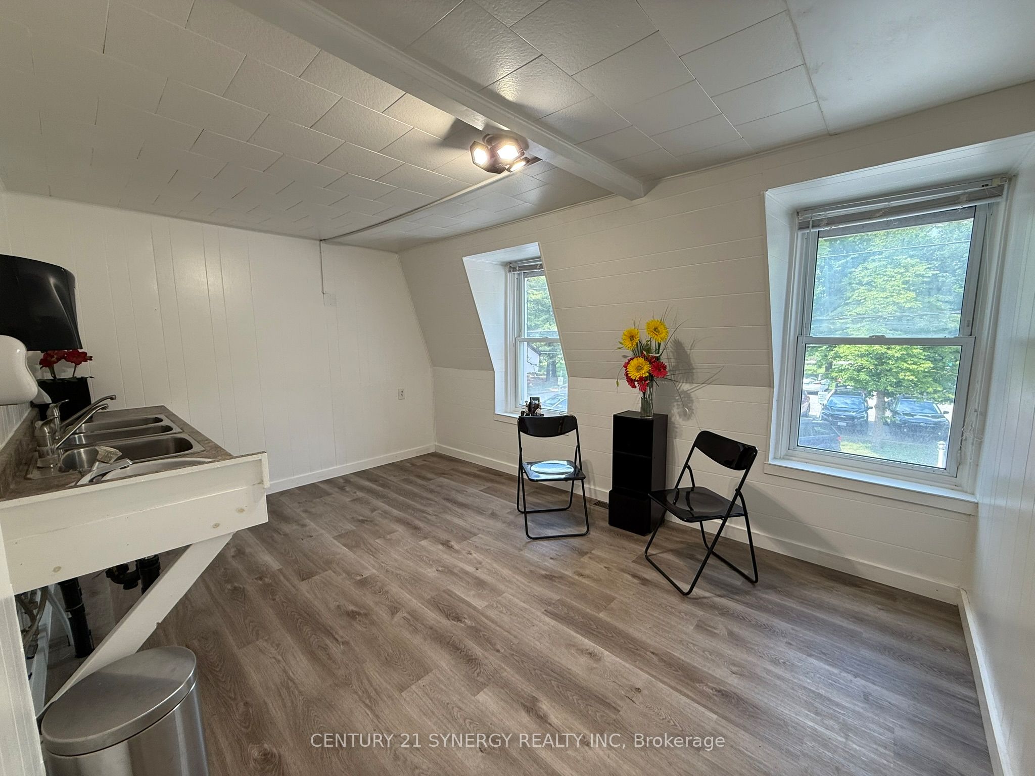 106 Main Street W Property Photo 18