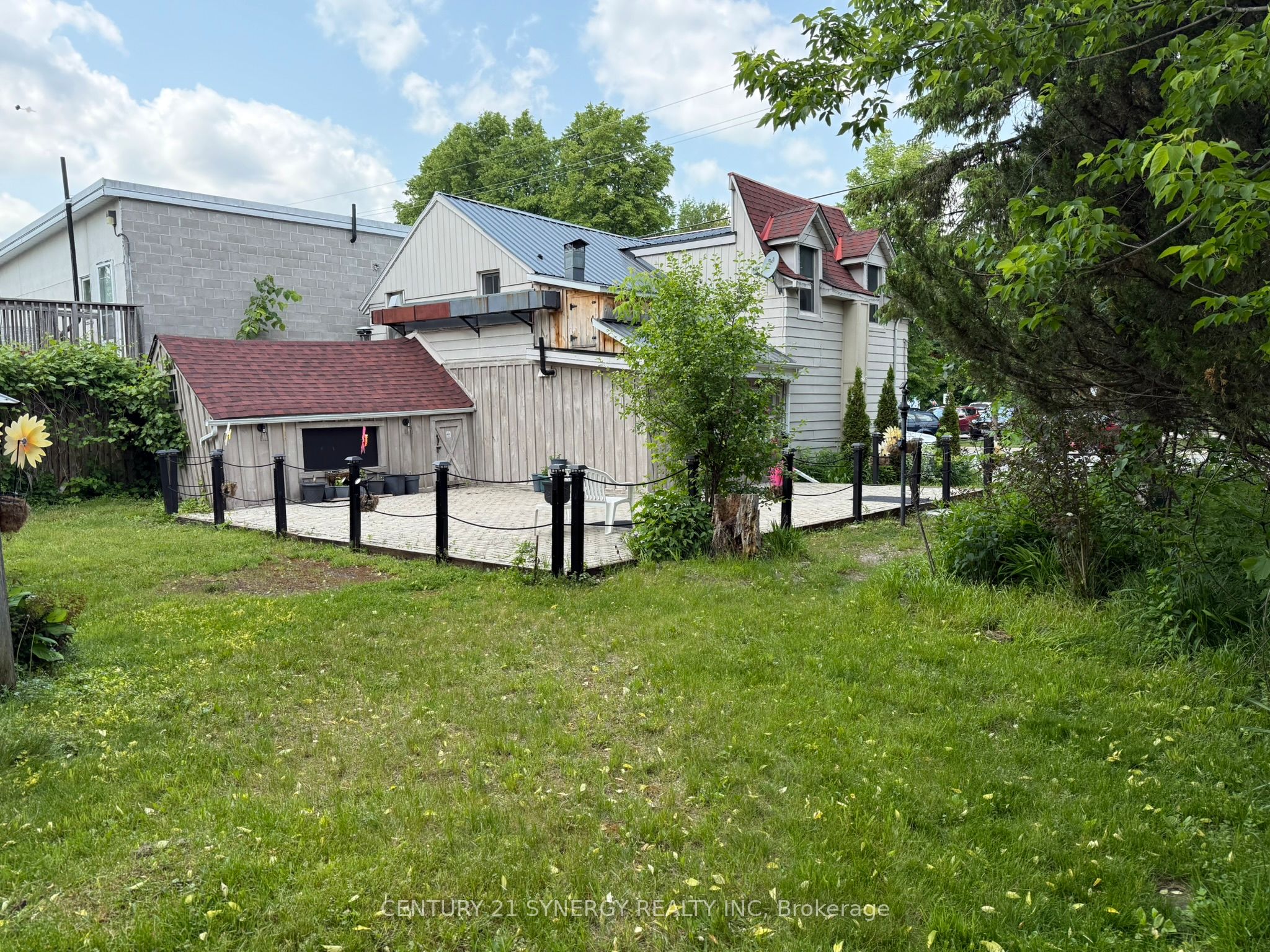 106 Main Street W Property Photo 22