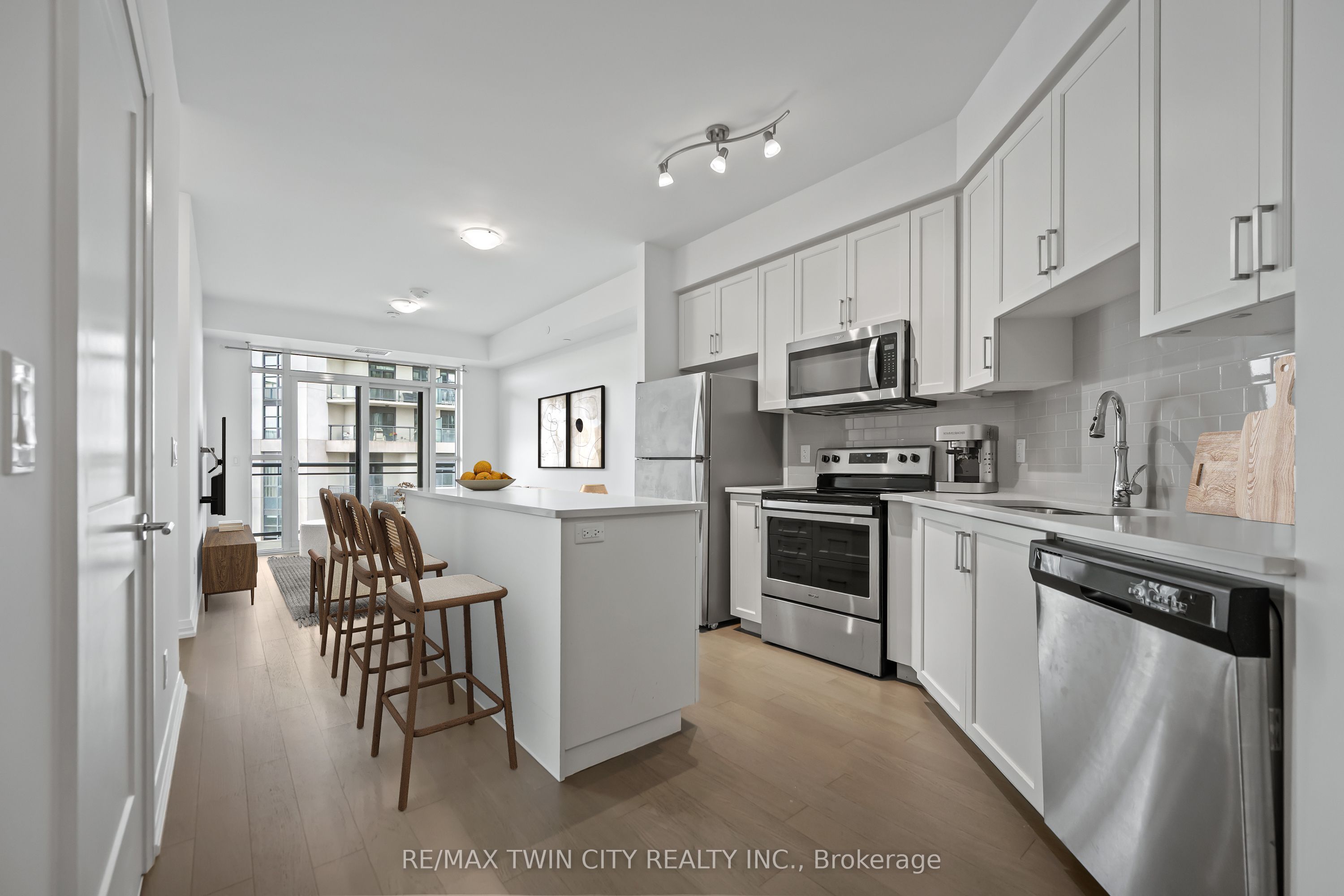 155 Caroline Street S 1411 Property Photo 2