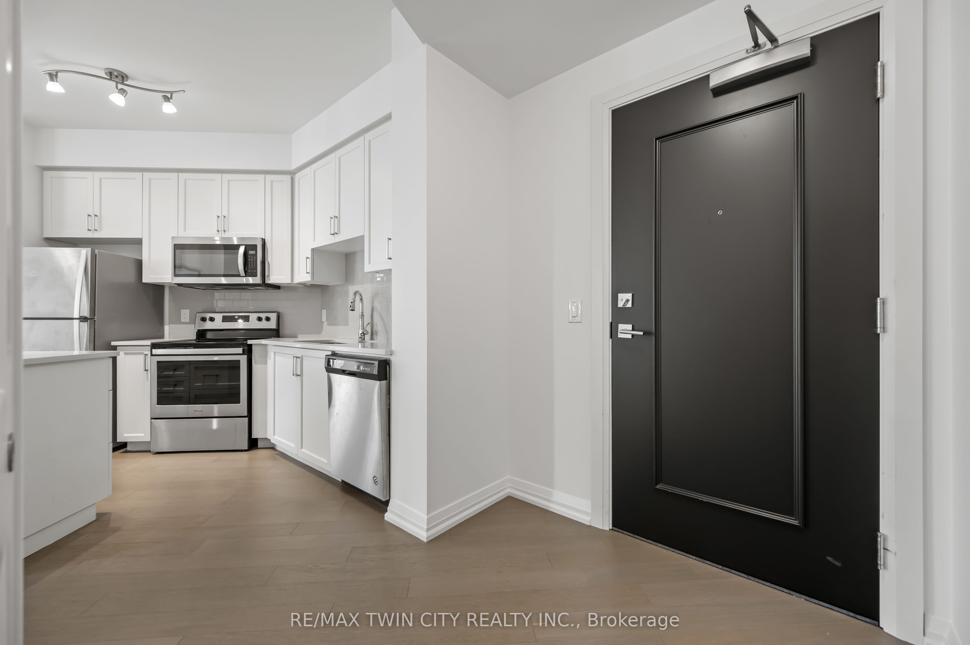 155 Caroline Street S 1411 Property Photo 13