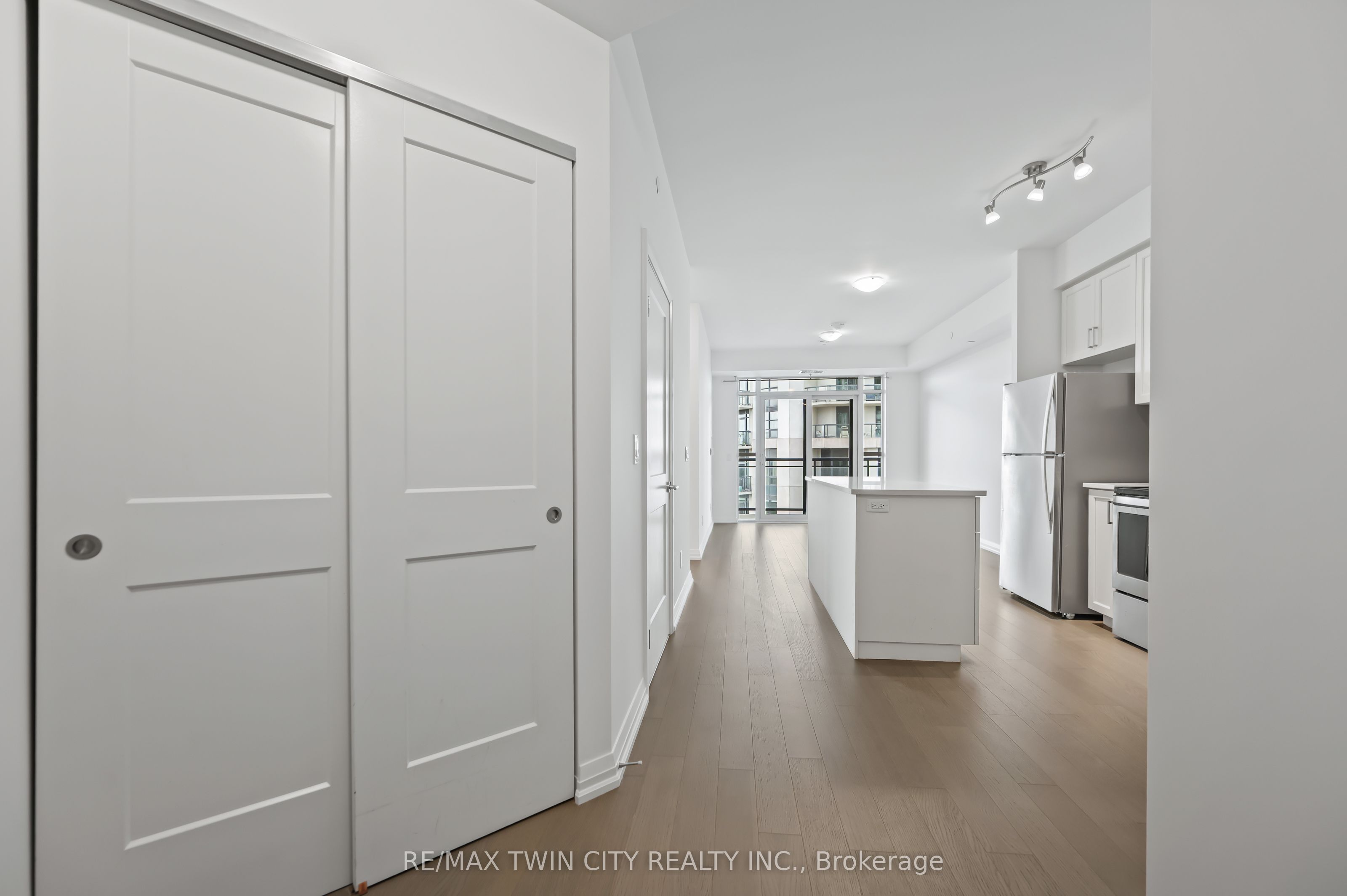 155 Caroline Street S 1411 Property Photo 14