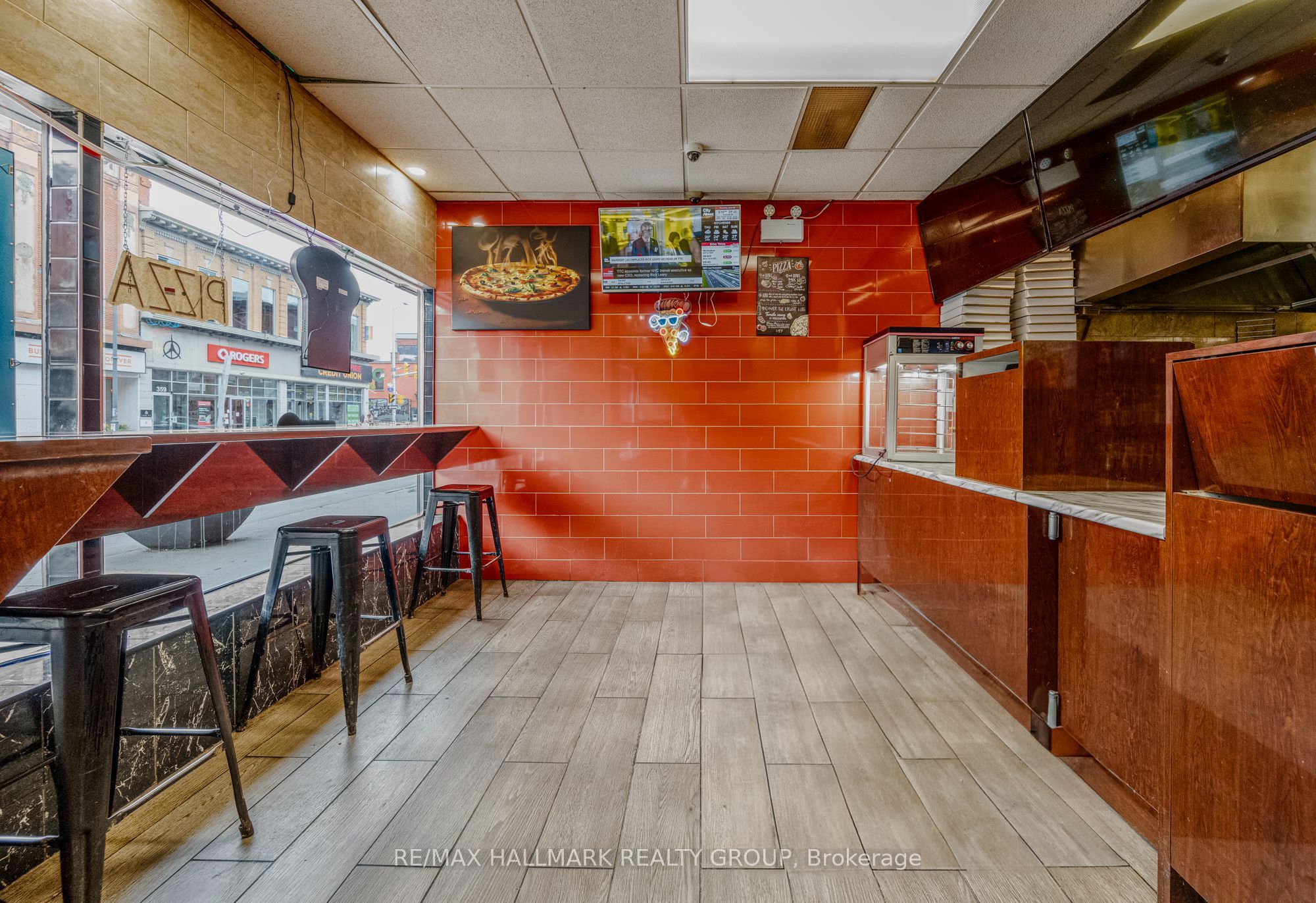 320 Bank Street Property Photo 2