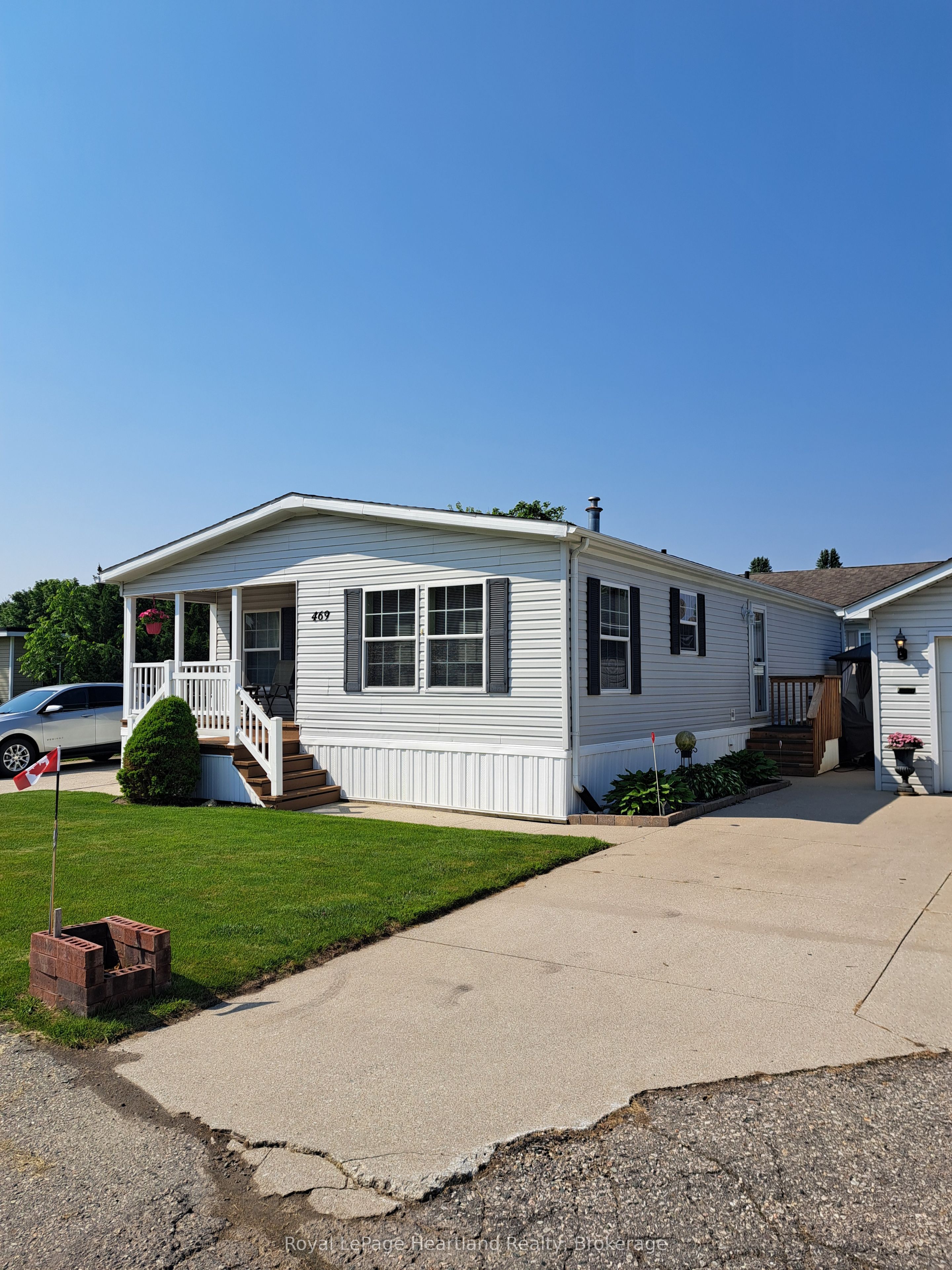 469 Richard Crescent Property Photo 1