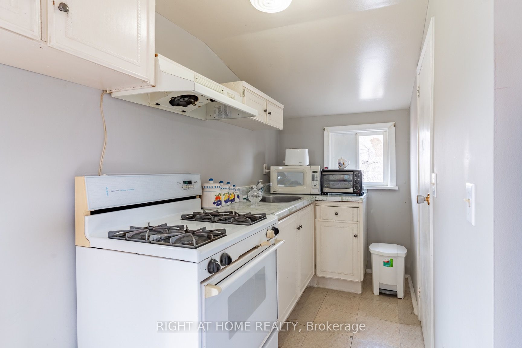 487 Cannon Street E Property Photo 8