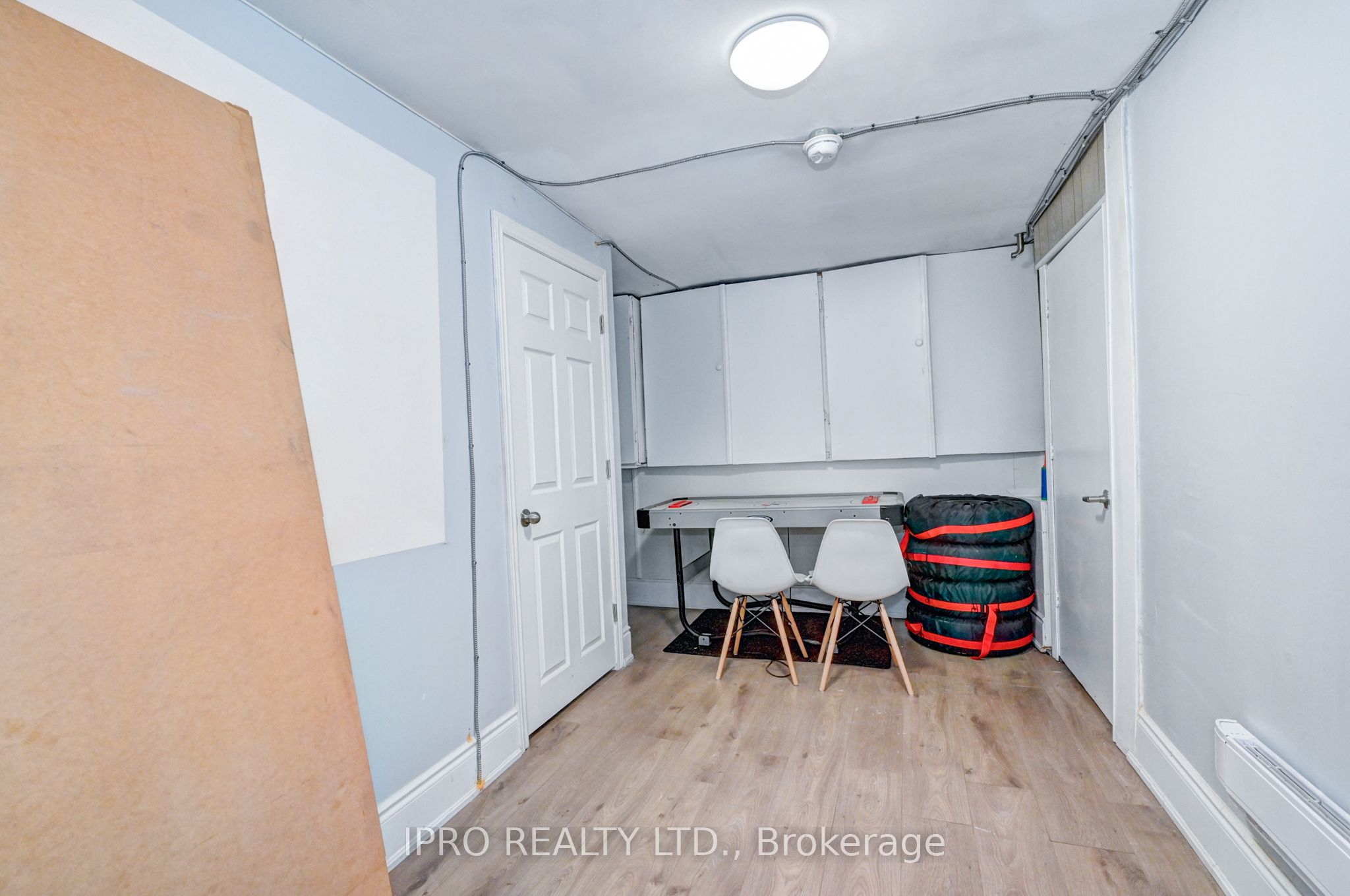 15 Ainslie Street N Property Photo 16