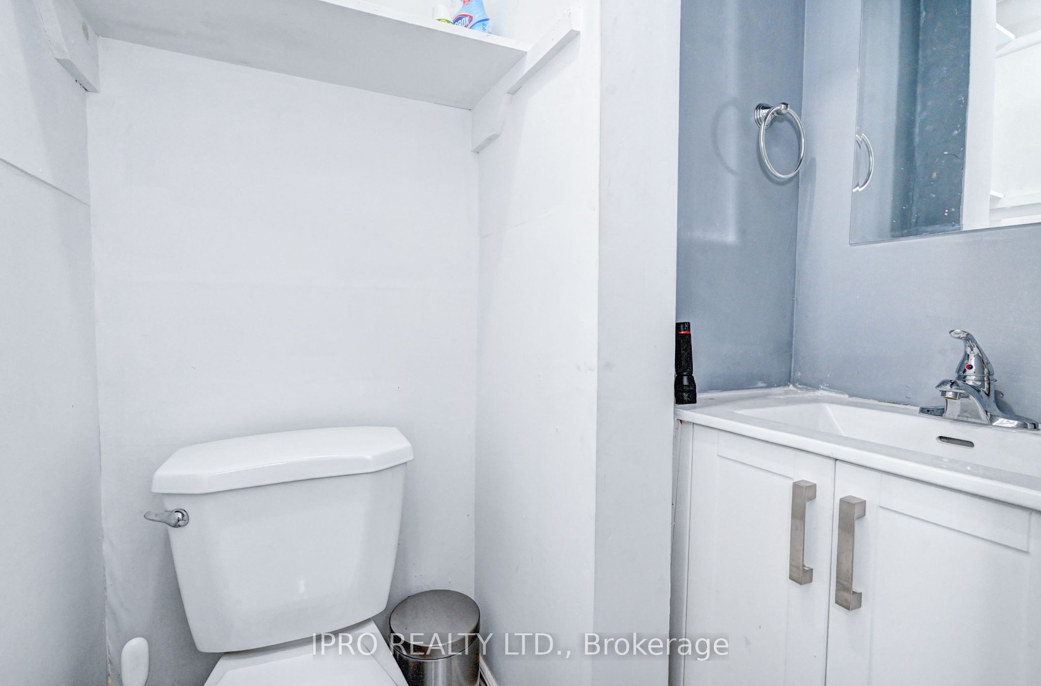 15 Ainslie Street N Property Photo 19