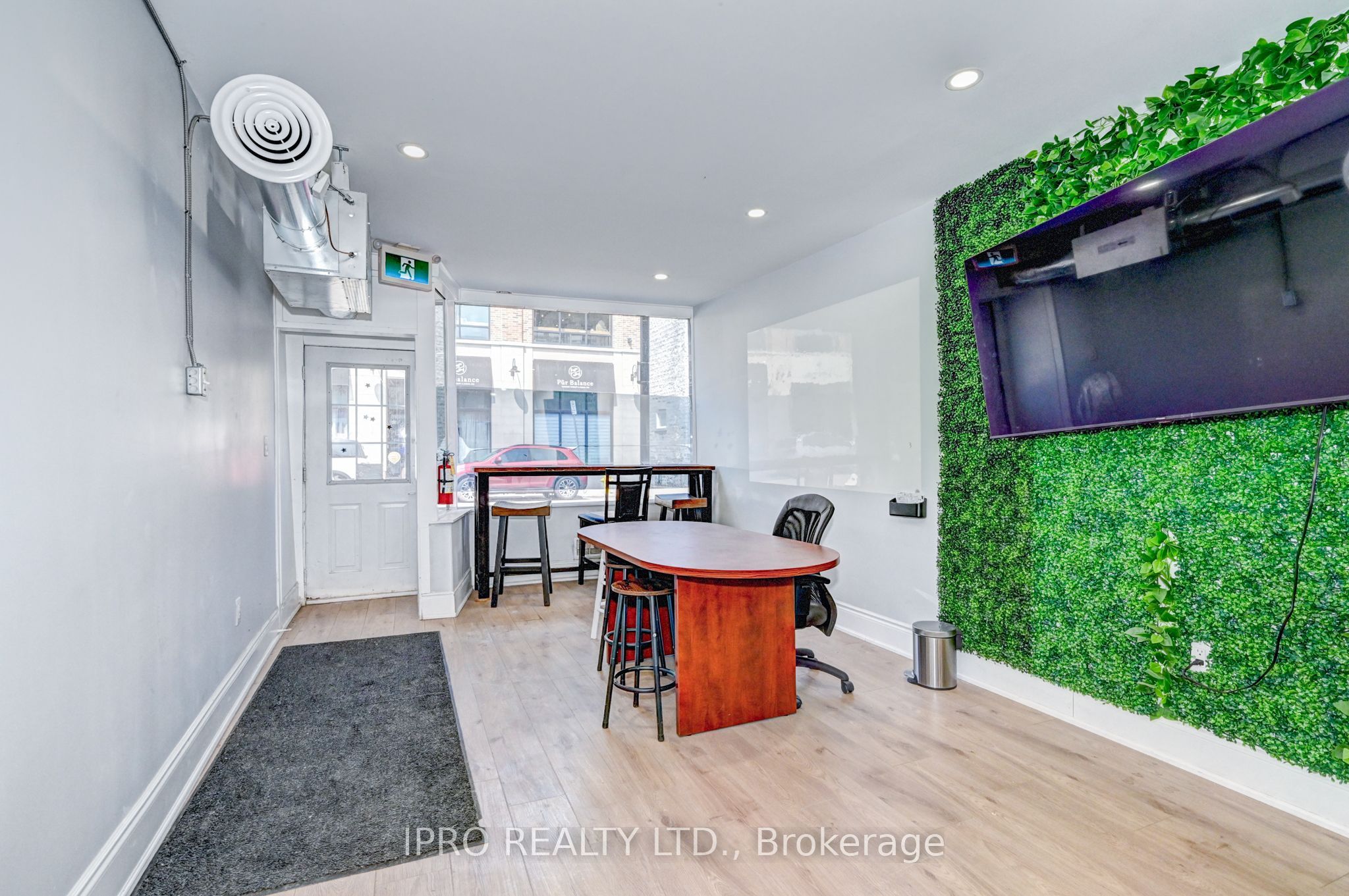 15 Ainslie Street N Property Photo 22