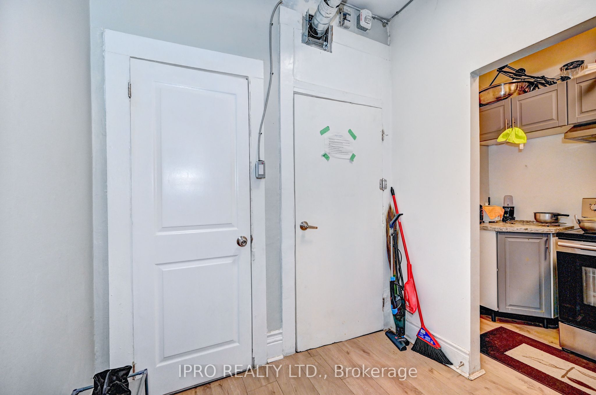 15 Ainslie Street N Property Photo 28