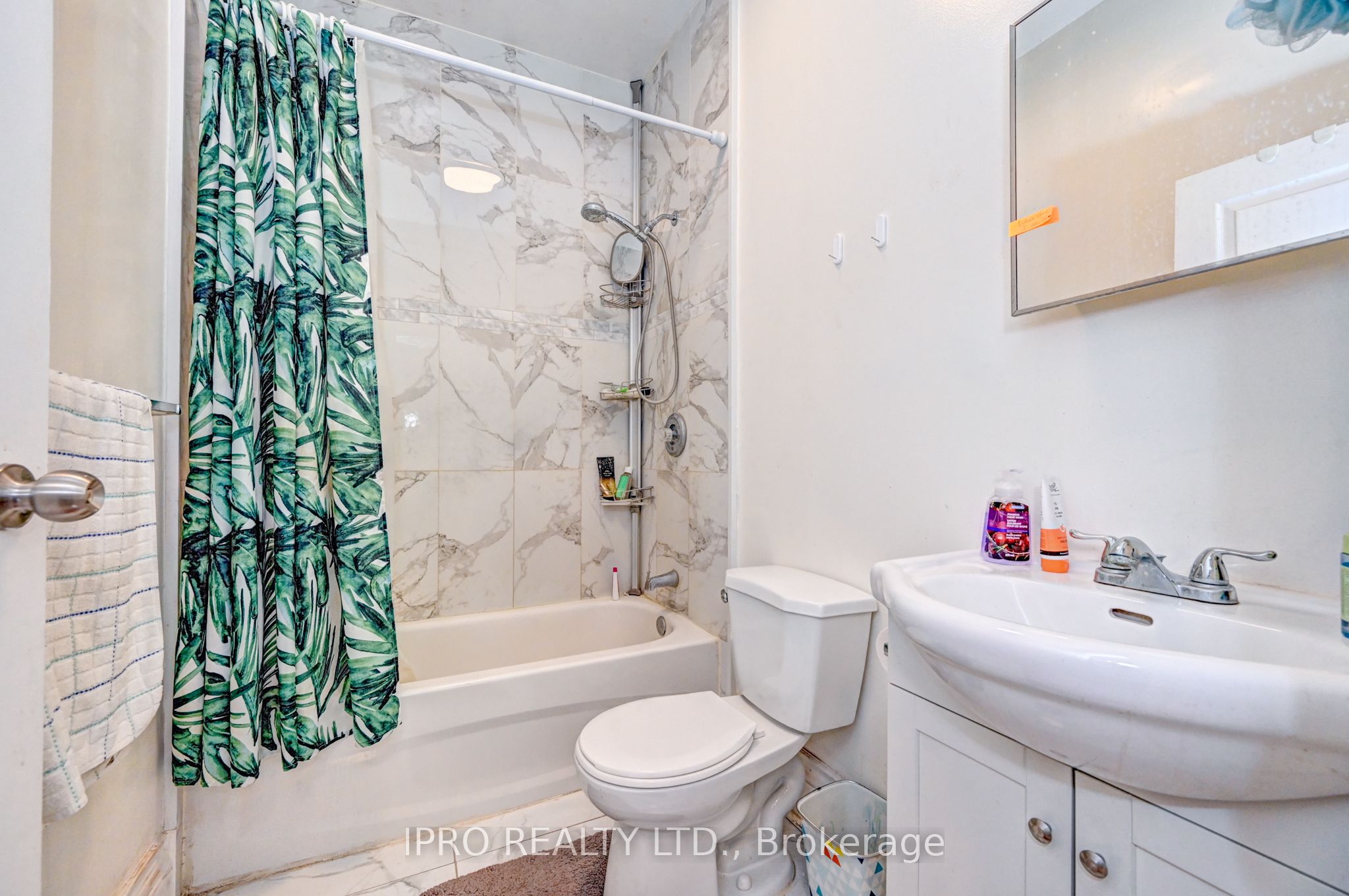 15 Ainslie Street N Property Photo 40