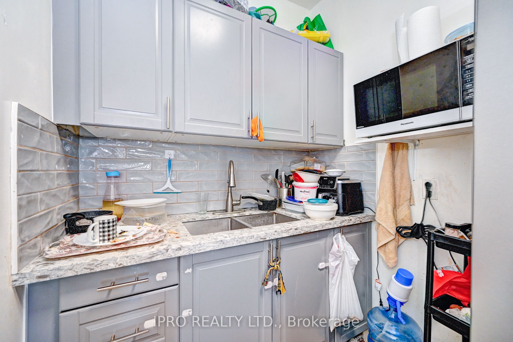 15 Ainslie Street N Property Photo 44