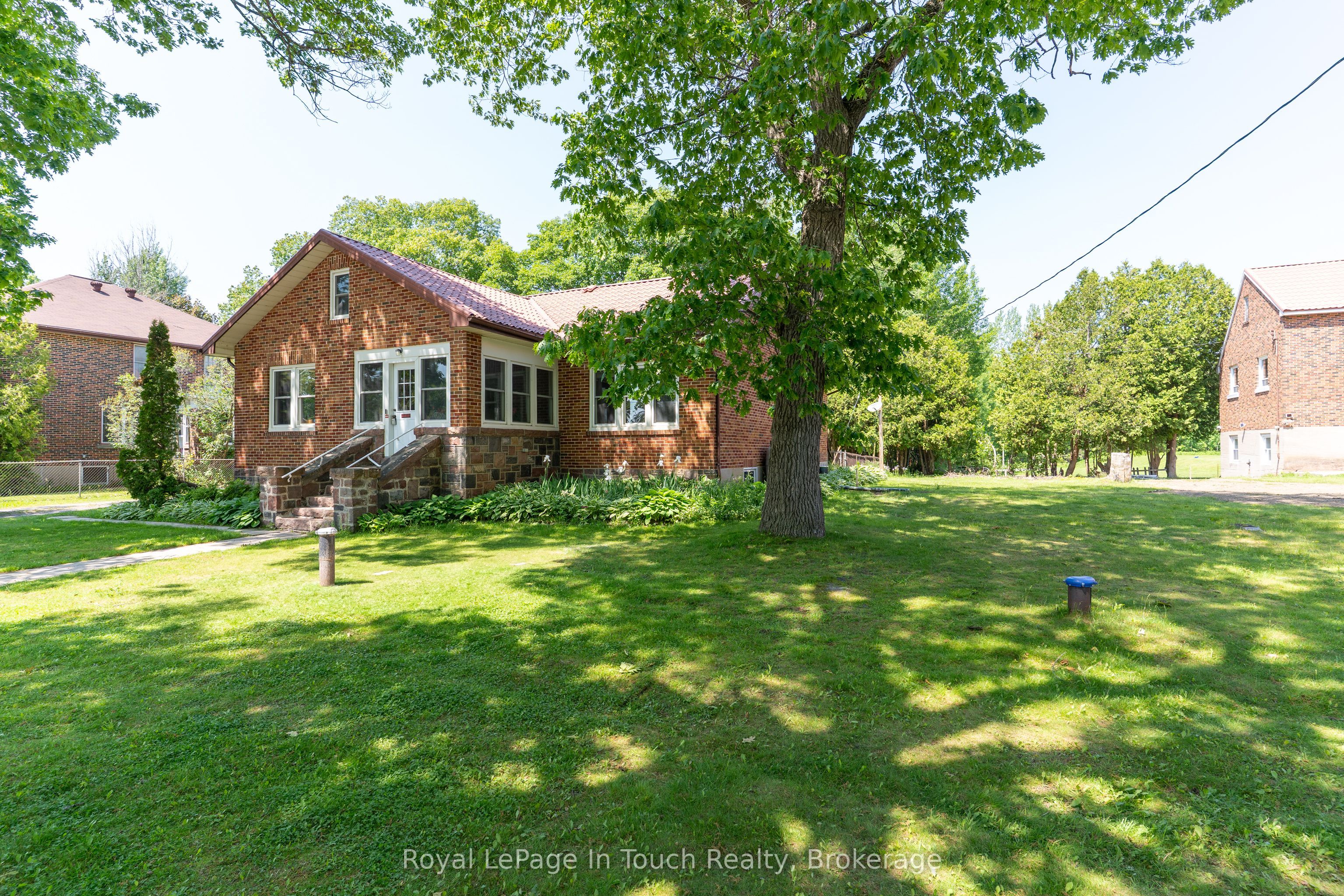 2596 Honey Harbour Rd