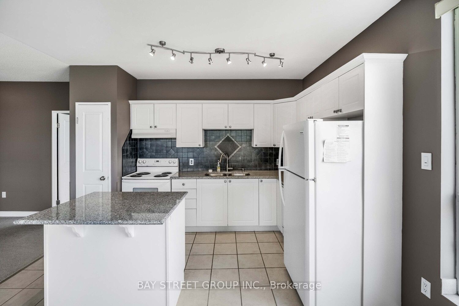 255 Keats Way 606 Property Photo 18