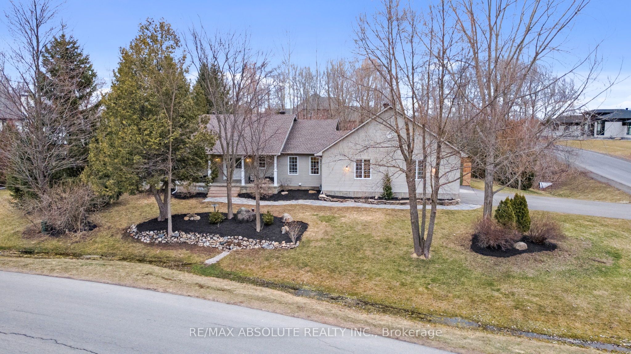 1601 Shauna Crescent Property Photo 1