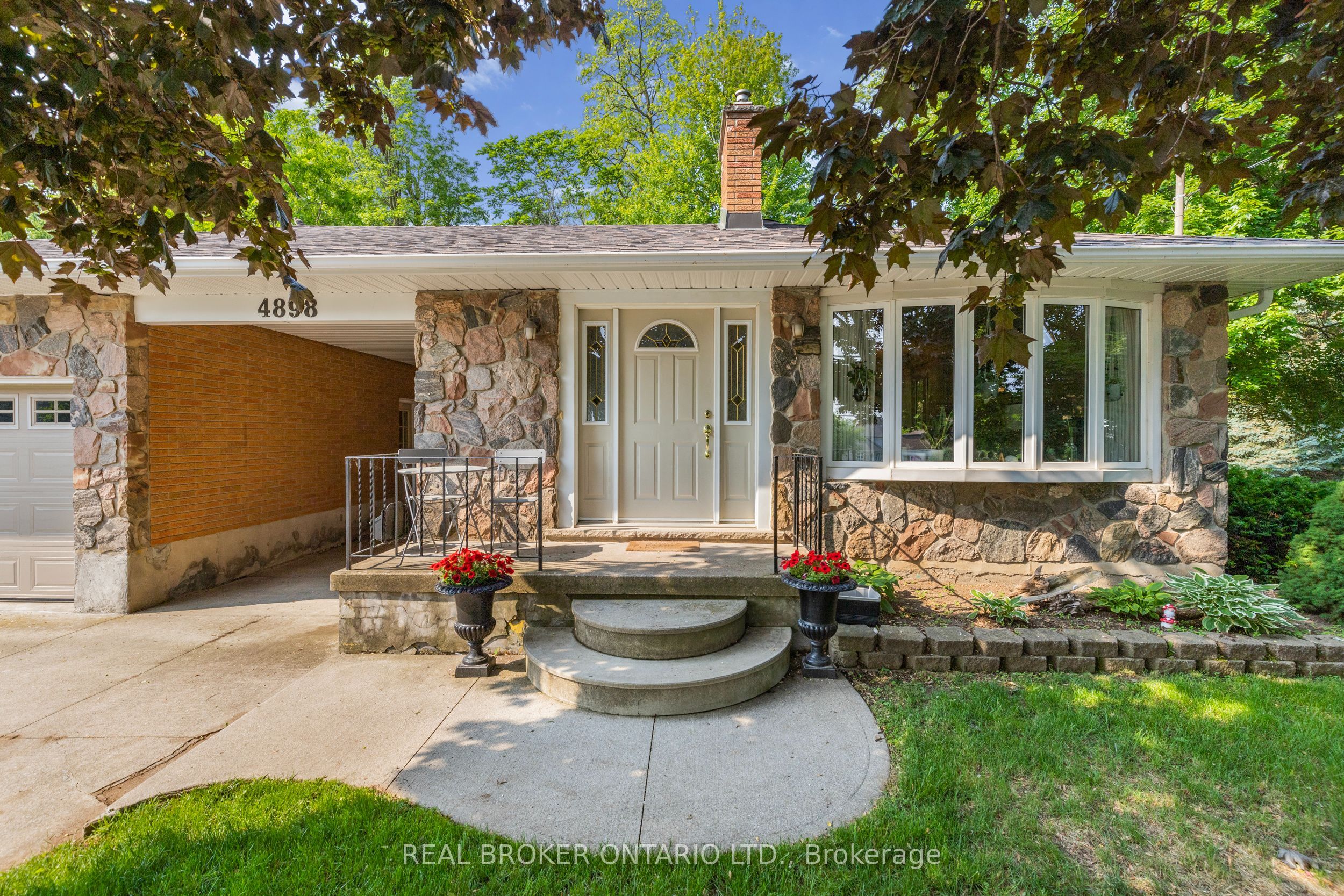 4898 King Street Property Photo 1