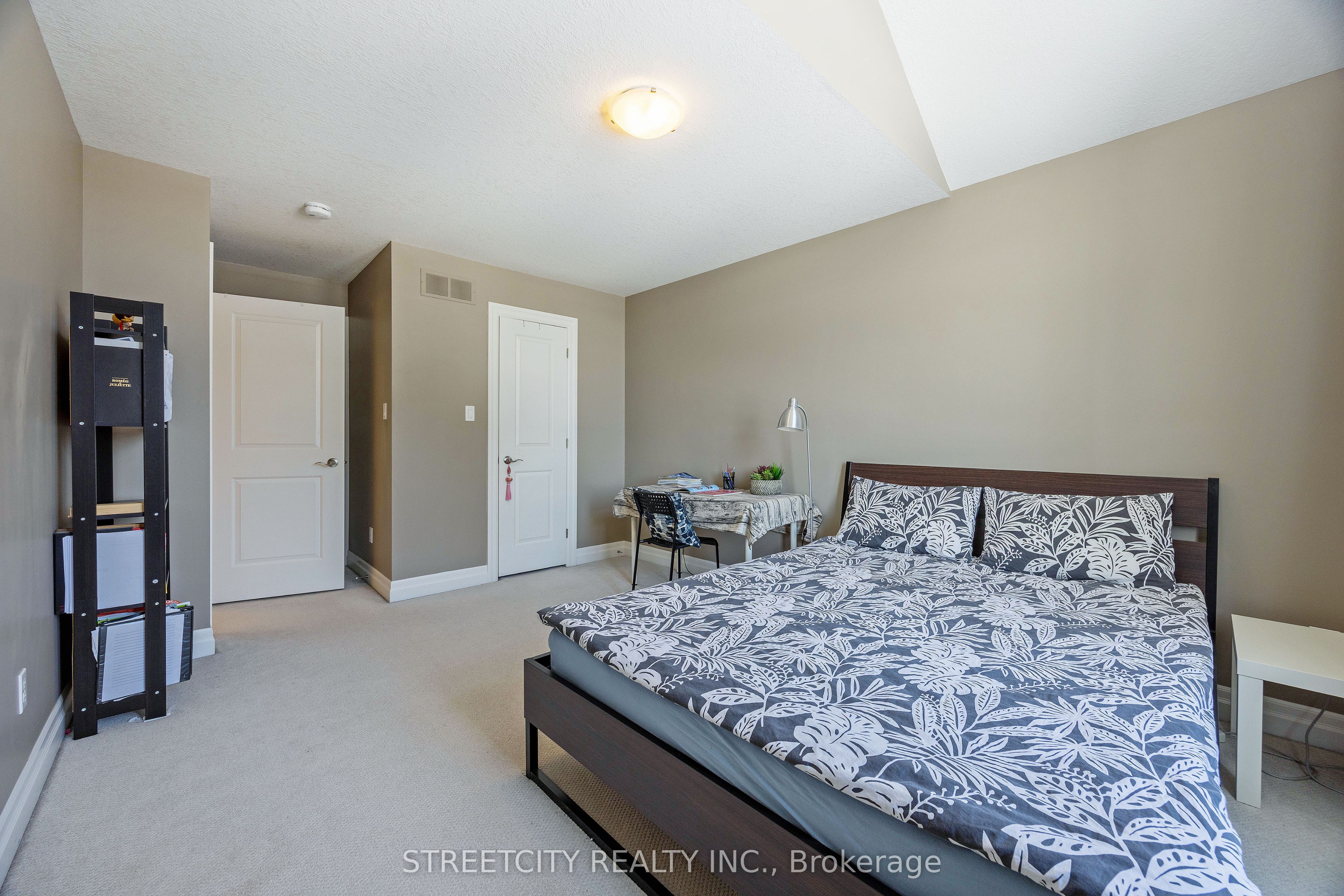 490 Phyllis Street Property Photo 16