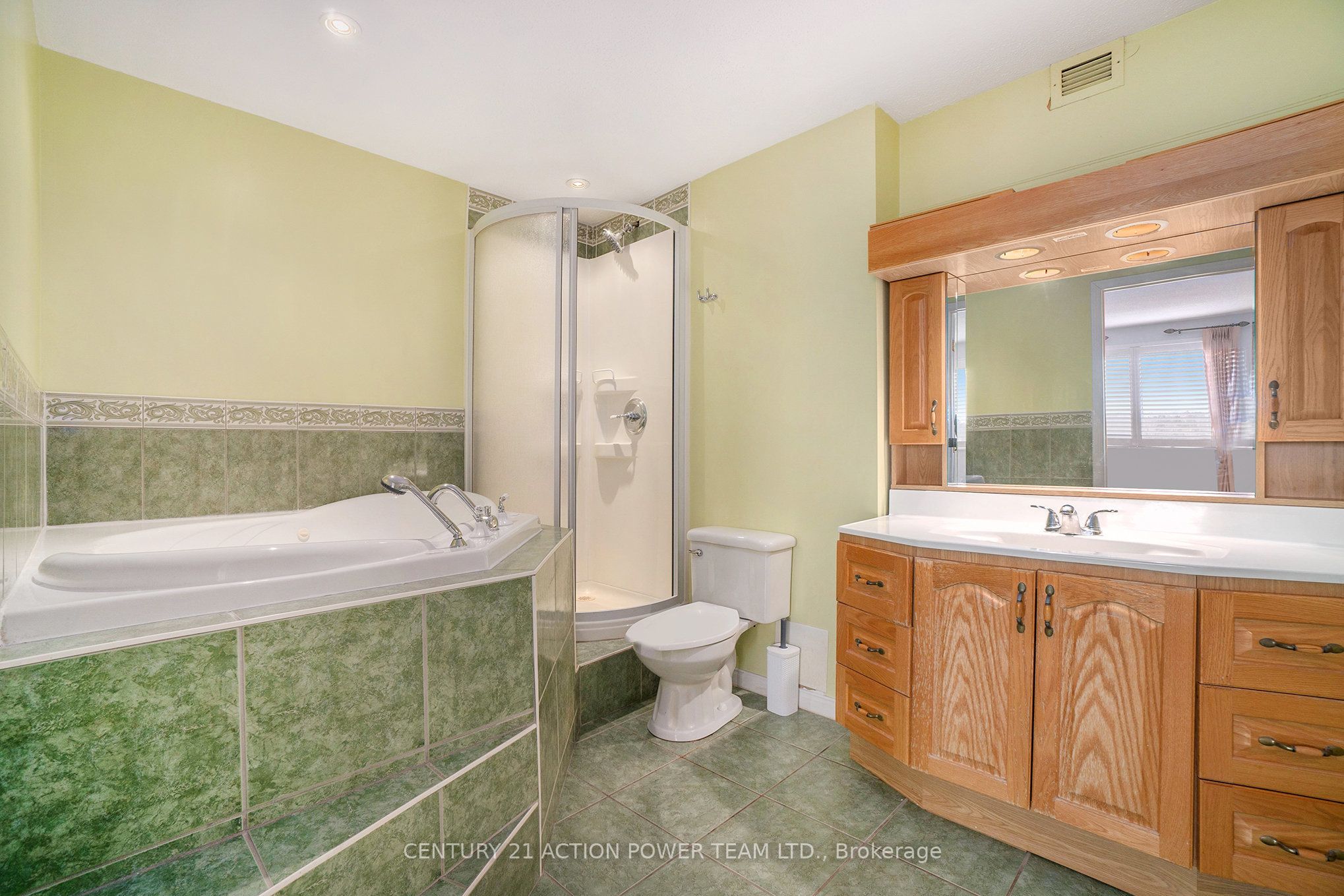 915 Elmsmere Road 707 Property Photo 12