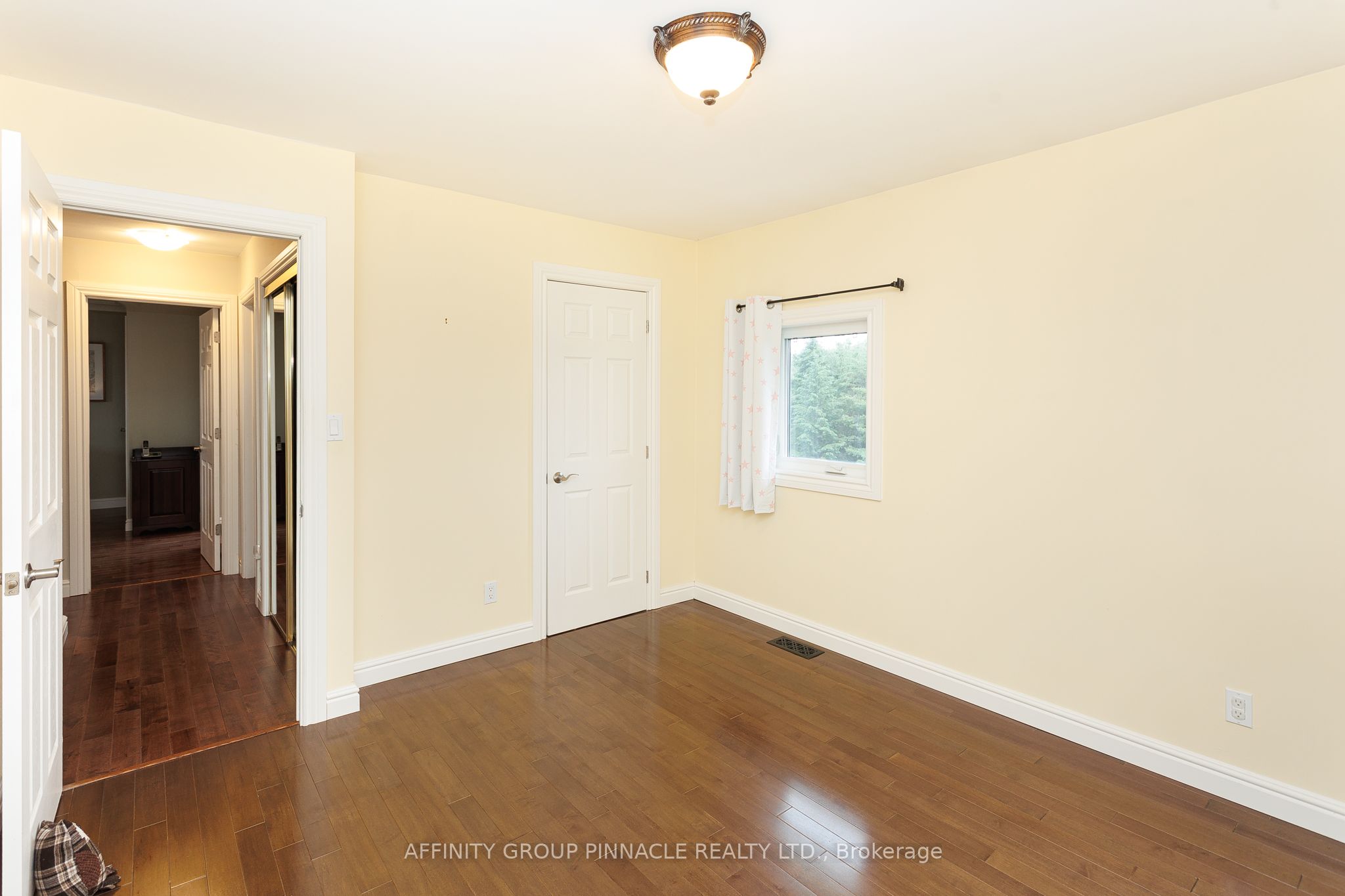 730 The Glen Road Property Photo 28