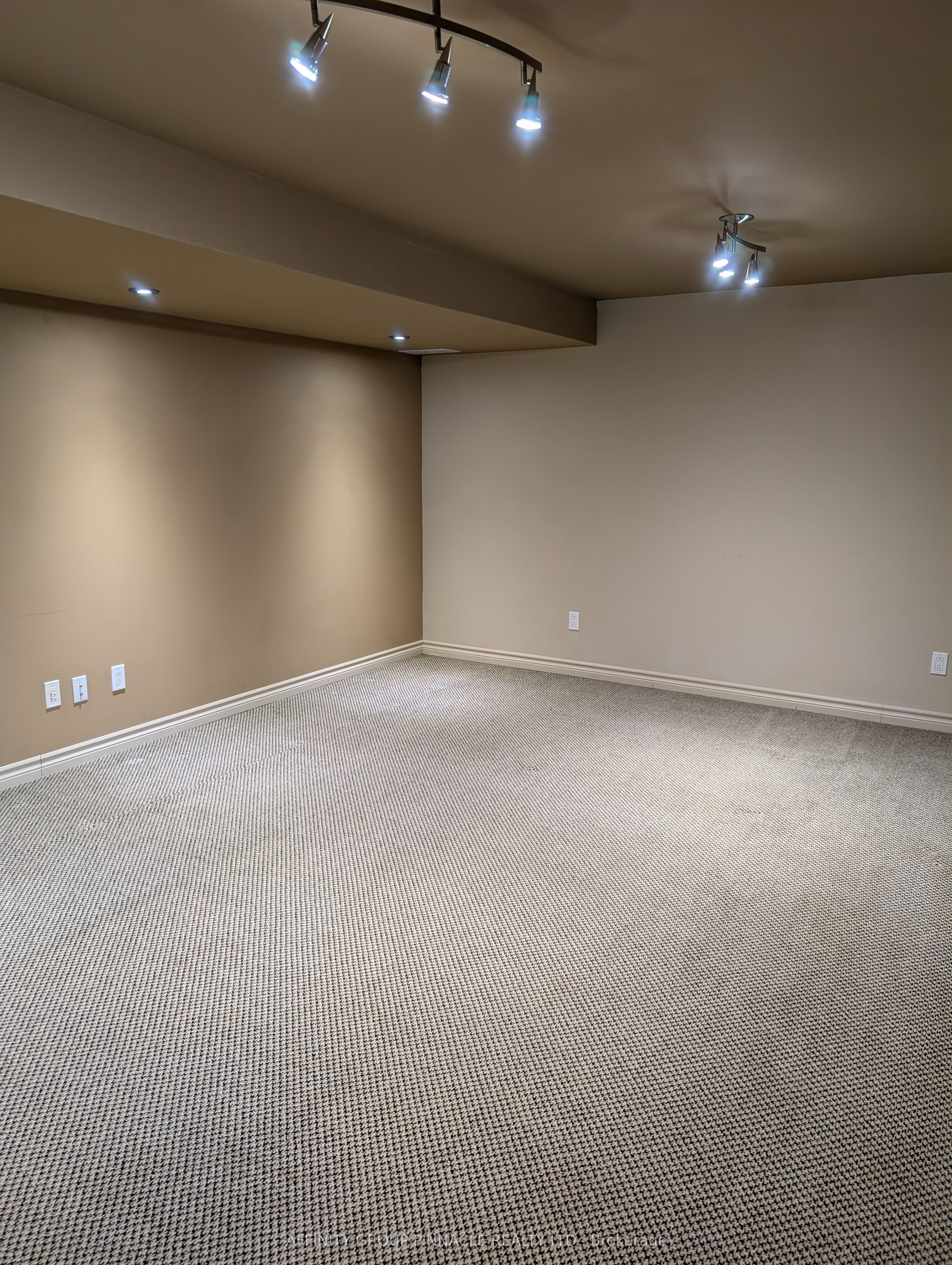 730 The Glen Road Property Photo 39