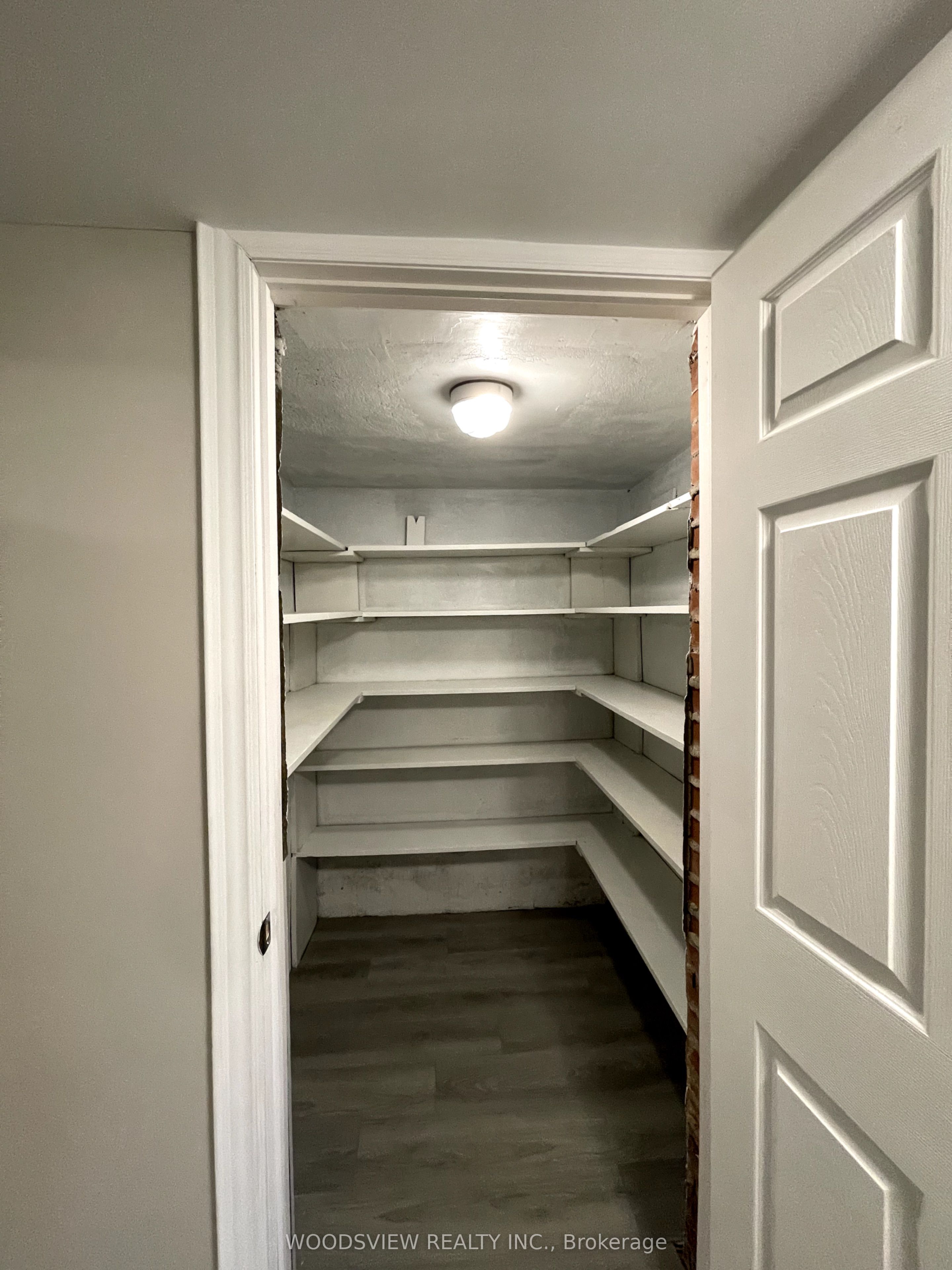 24 Leinster Avenue S Lower Property Photo 7