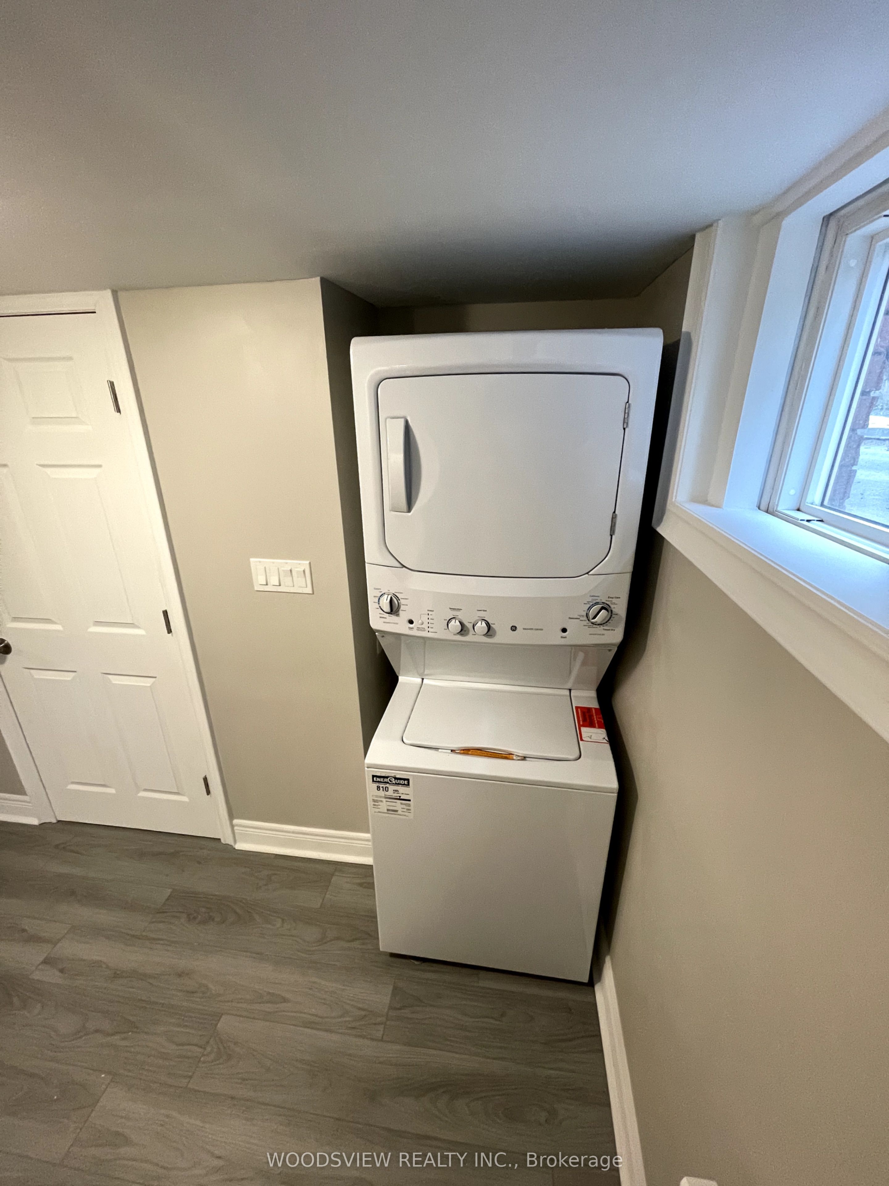 24 Leinster Avenue S Lower Property Photo 8