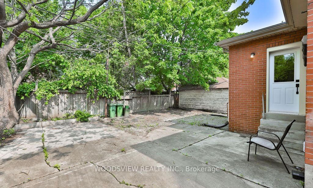 24 Leinster Avenue S Lower Property Photo 10