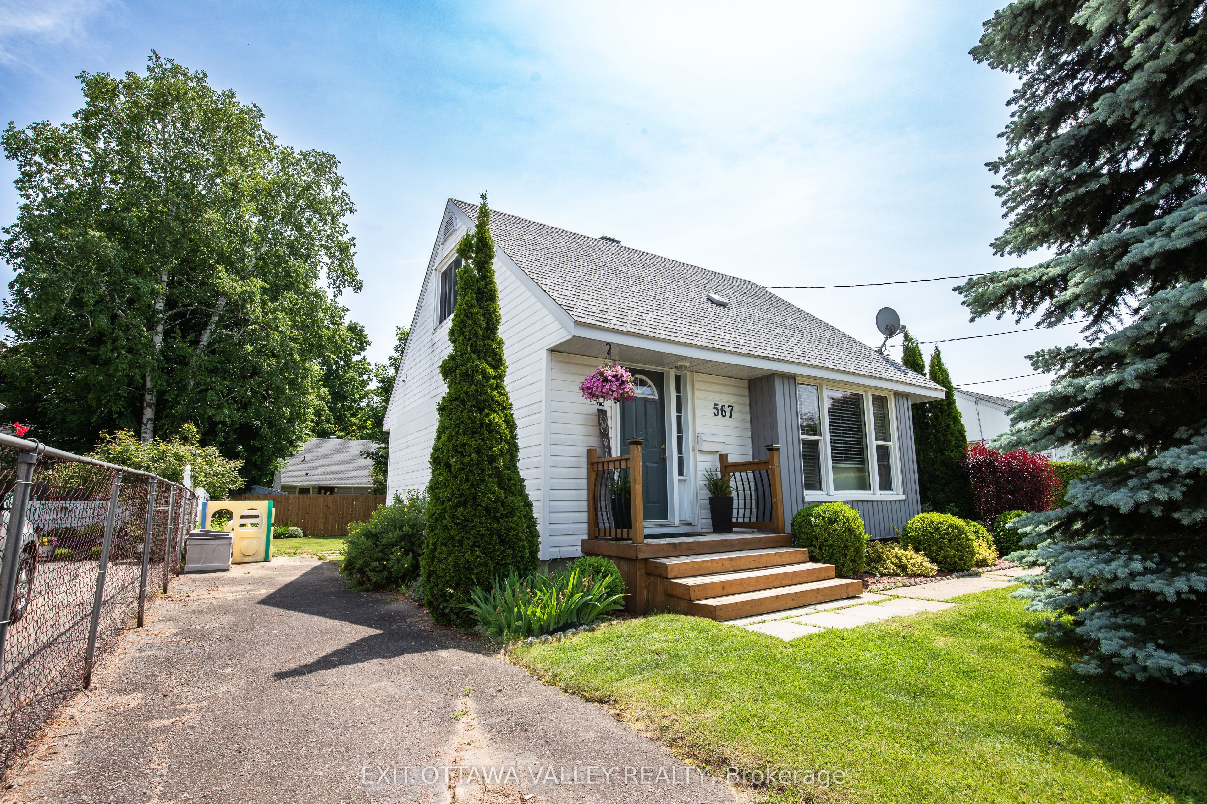 567 Catherine Street Property Photo 1