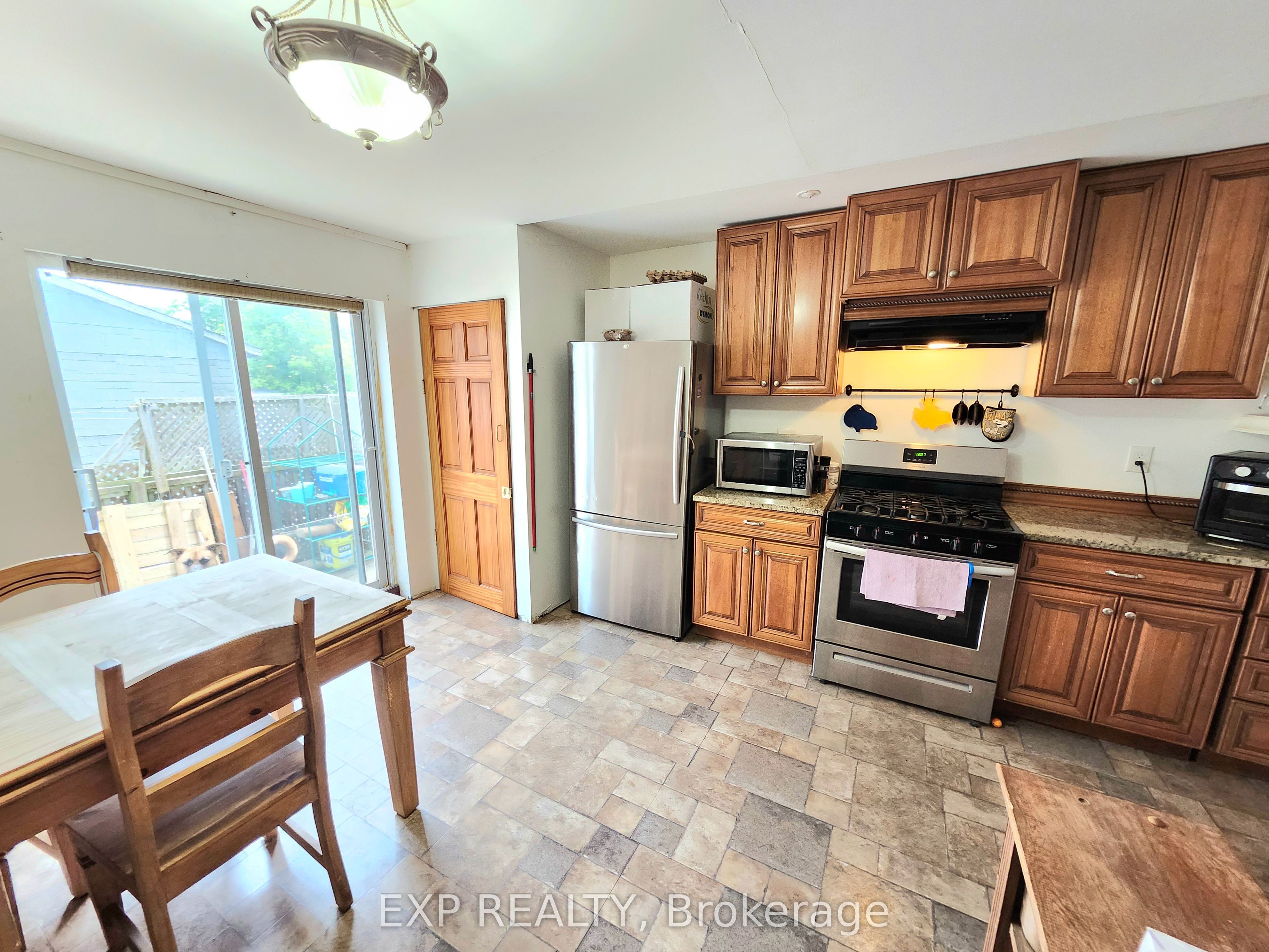485 Dibble Street W Property Photo 2