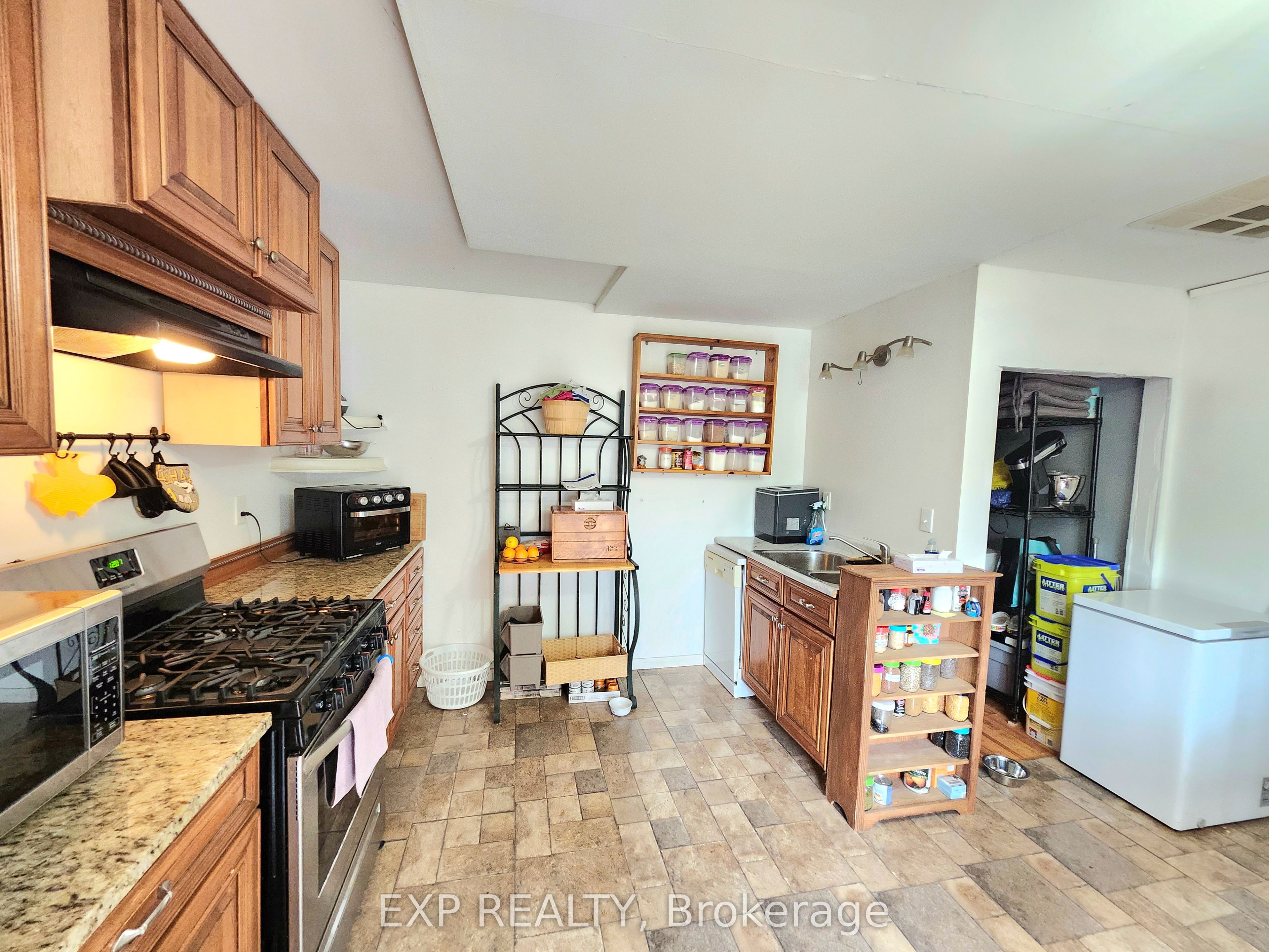485 Dibble Street W Property Photo 3