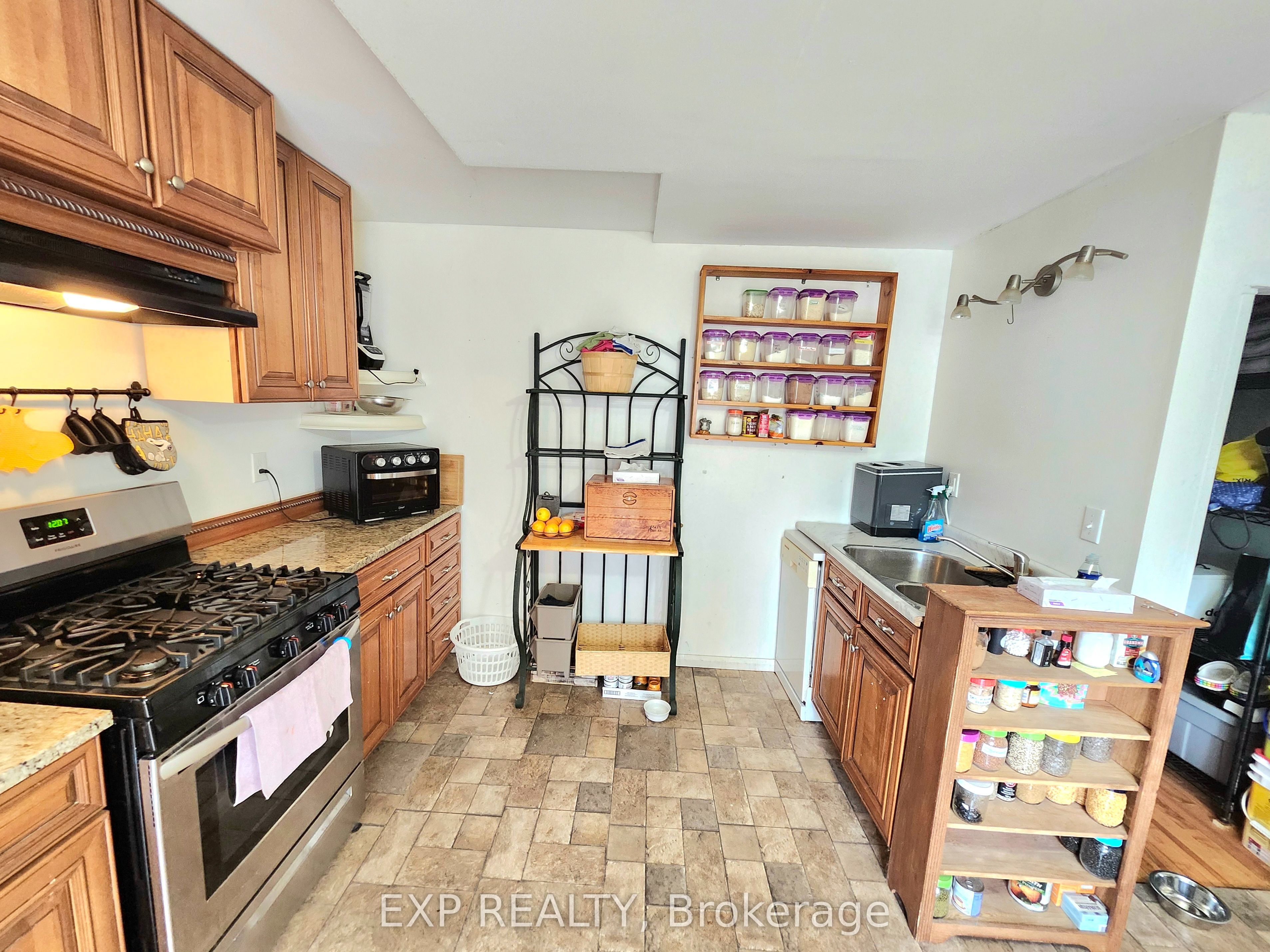 485 Dibble Street W Property Photo 4