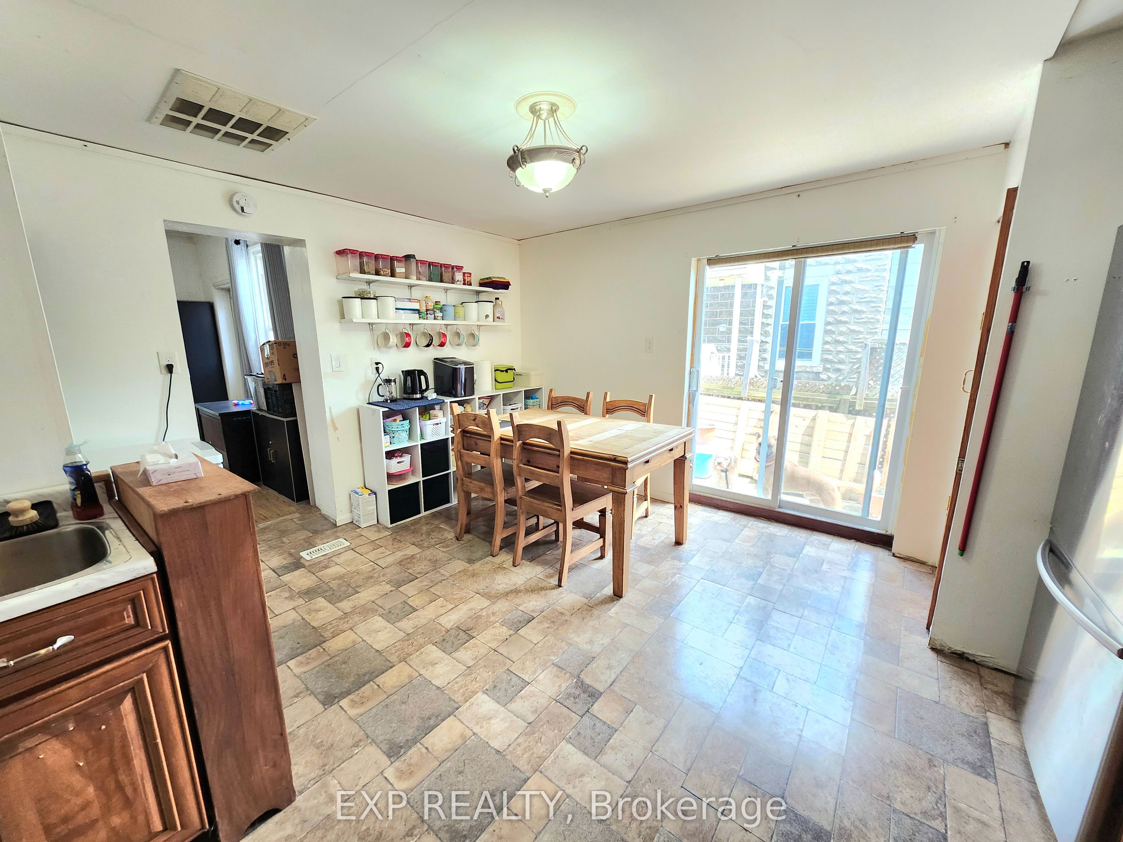 485 Dibble Street W Property Photo 5