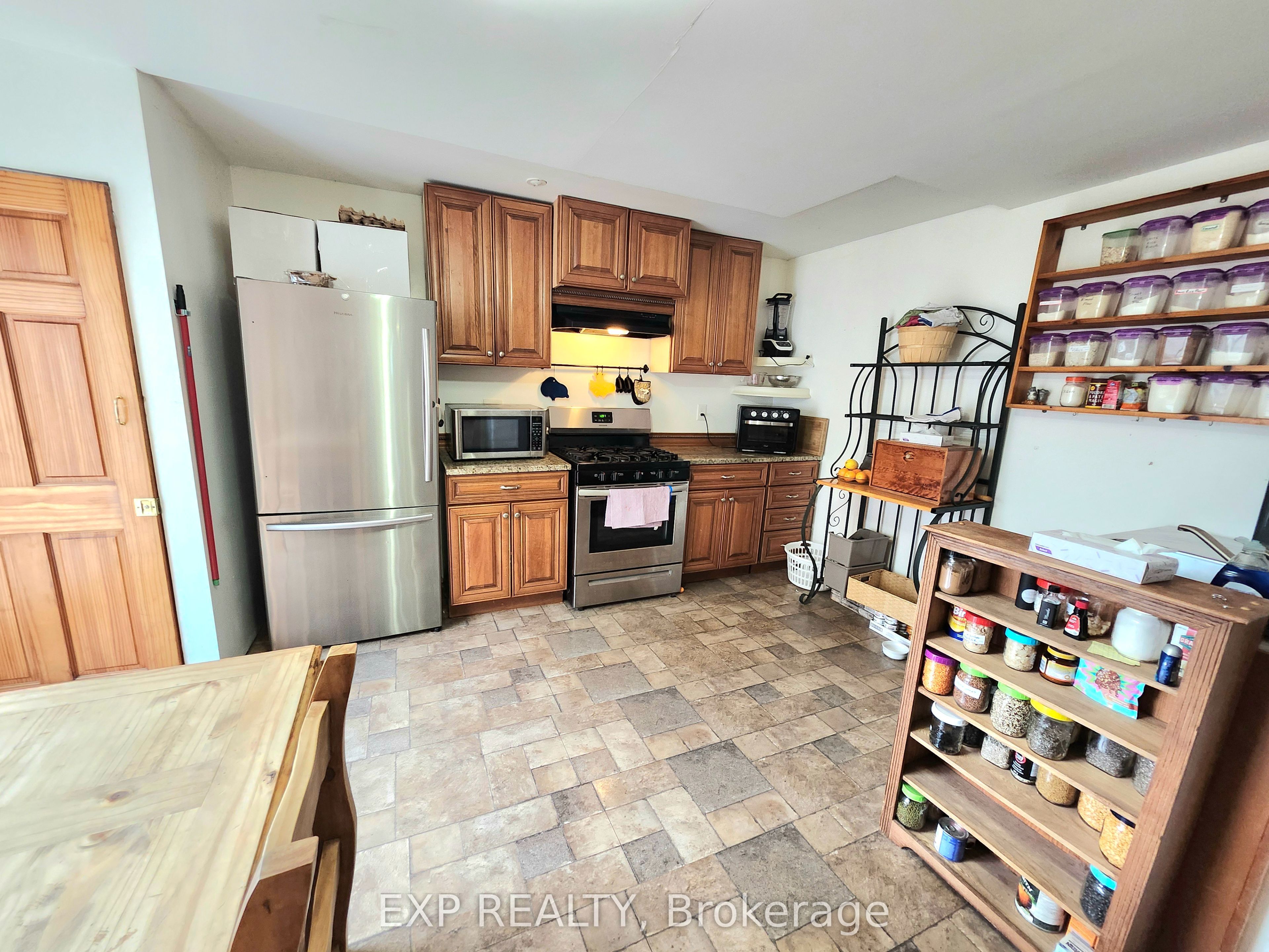 485 Dibble Street W Property Photo 6