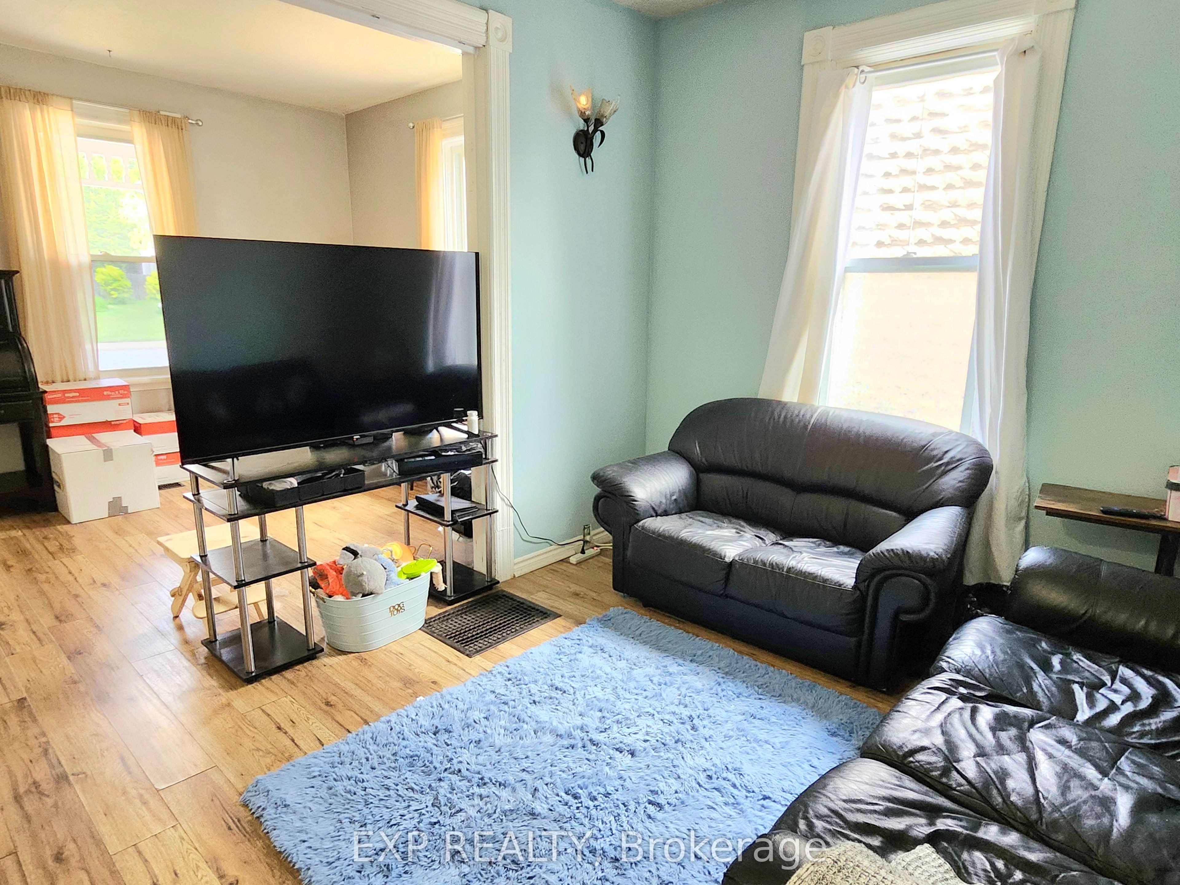 485 Dibble Street W Property Photo 12