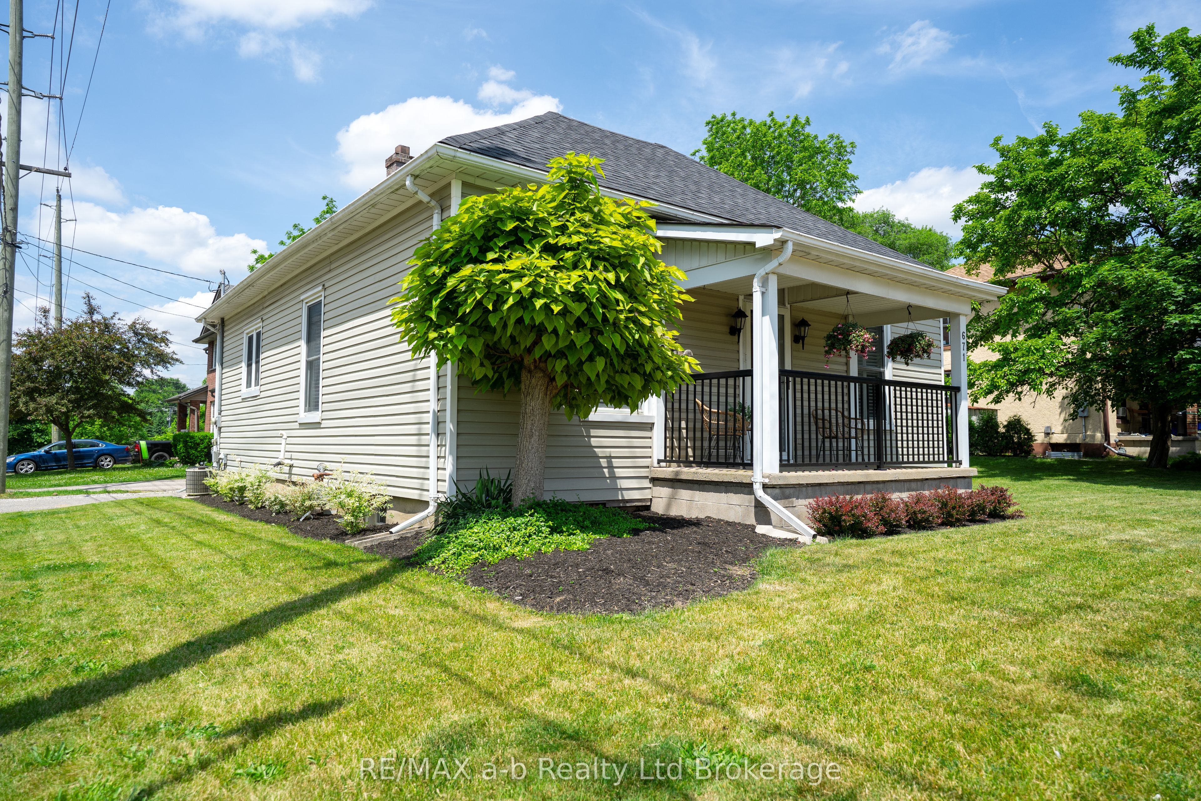 671 Henry St Property Photo 1