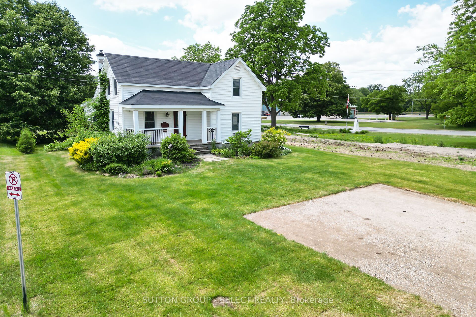 2617 Queen St Property Photo 1