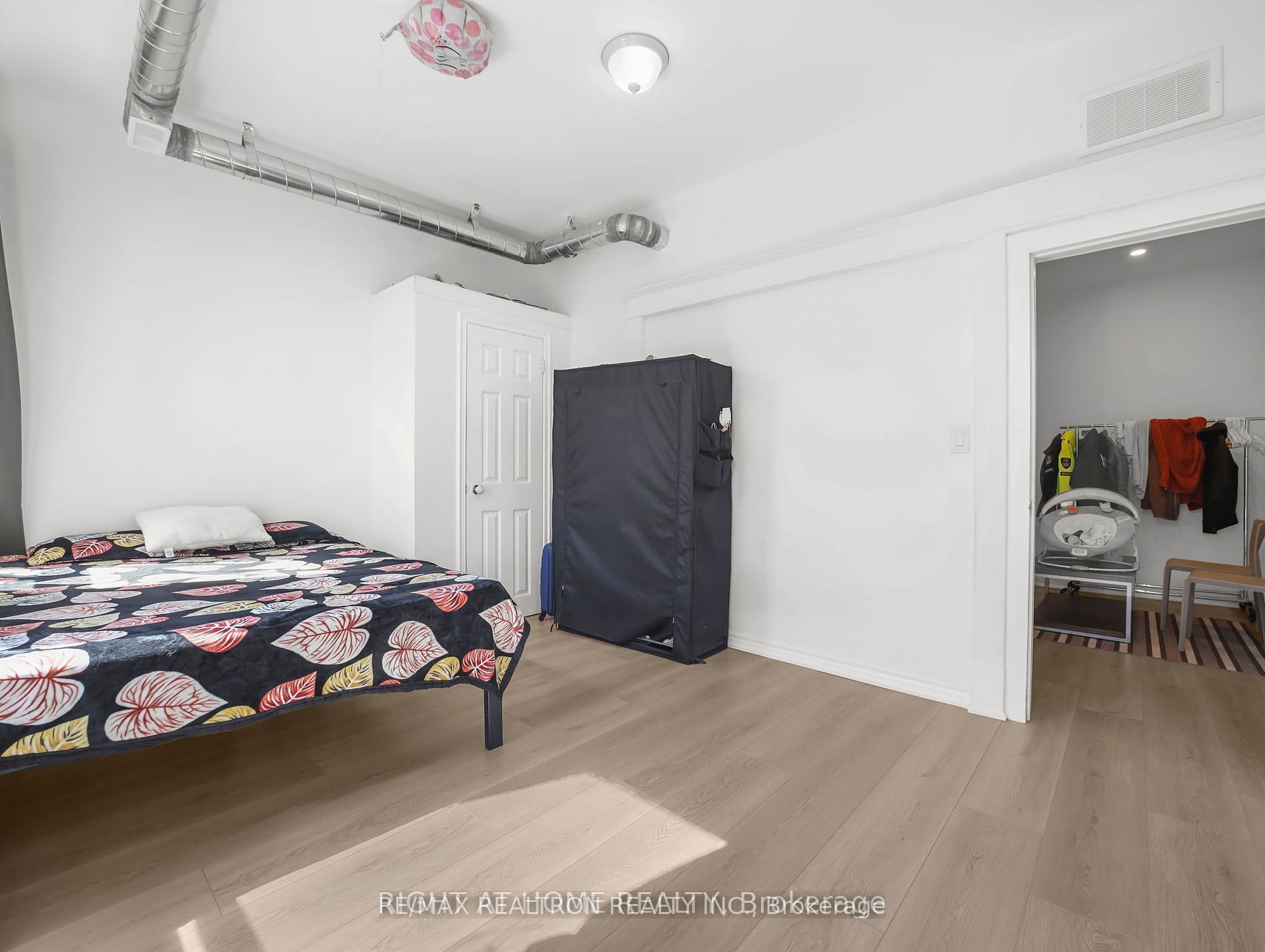 84 - 86 John Street S Property Photo 15
