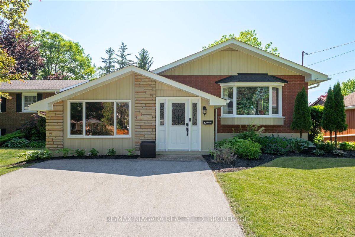 62 OAKRIDGE Crescent