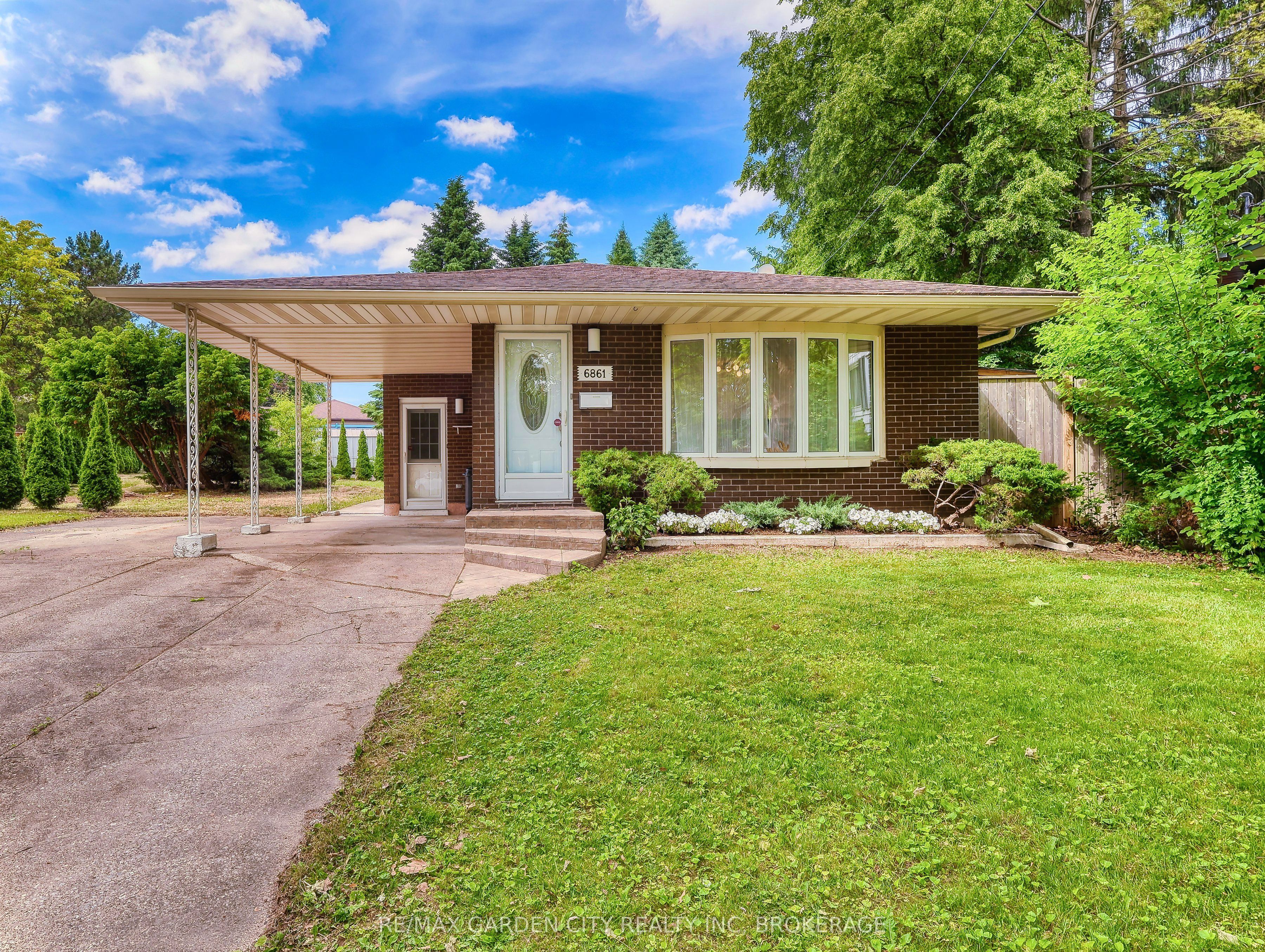 6861 Fairlawn Cres Property Photo 1